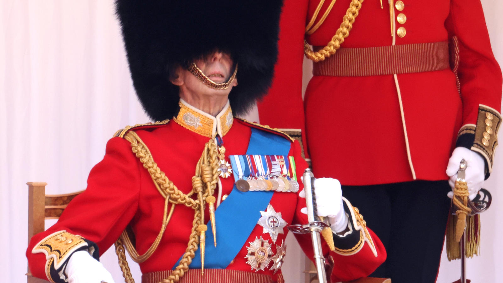 Kuriose Queen-Begleitung: Berühmter Royal sieht unter Bärenfellmütze ja gar nichts 12.06.2021, Großbritannien, Windsor: Prinz Edward (l), Herzog von Kent, und Charles Richards, Oberstleutnant, anlässlich der Feierlichkeiten zum offiziellen Geburtstag der britischen Königin Elizabeth II.. Die große jährliche Geburtstagsparade «Troop