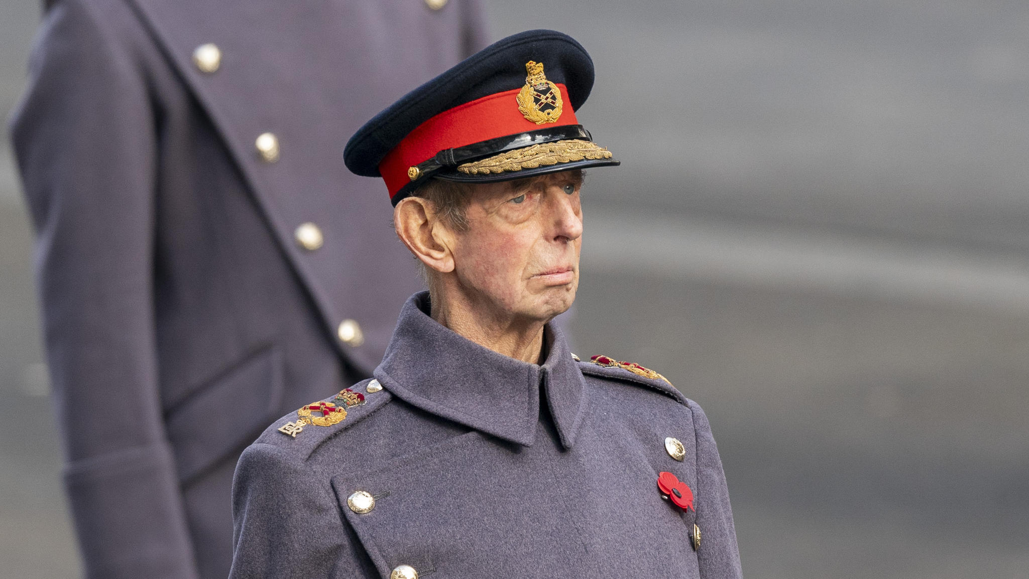 Kuriose Queen-Begleitung: Berühmter Royal sieht unter Bärenfellmütze ja gar nichts Prinz Edward, der Duke of Kent