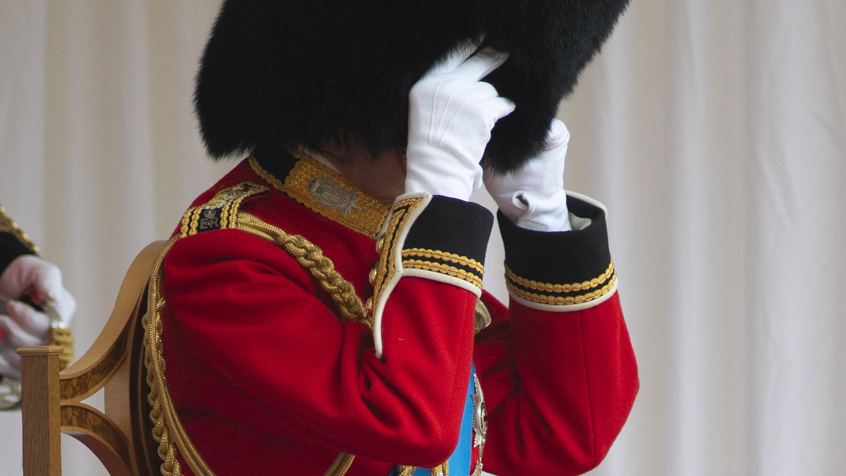 Kuriose Queen-Begleitung: Berühmter Royal sieht unter Bärenfellmütze ja gar nichts Prinz Edward, Duke of Kent bei der Militärparade zu Ehren der Queen im Jahr 2021