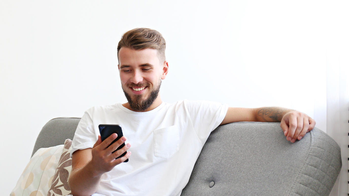 iPhone 12 Pro mit Daten-Flat: Lohnt sich der o2-Deal? Mann mit Smartphone
