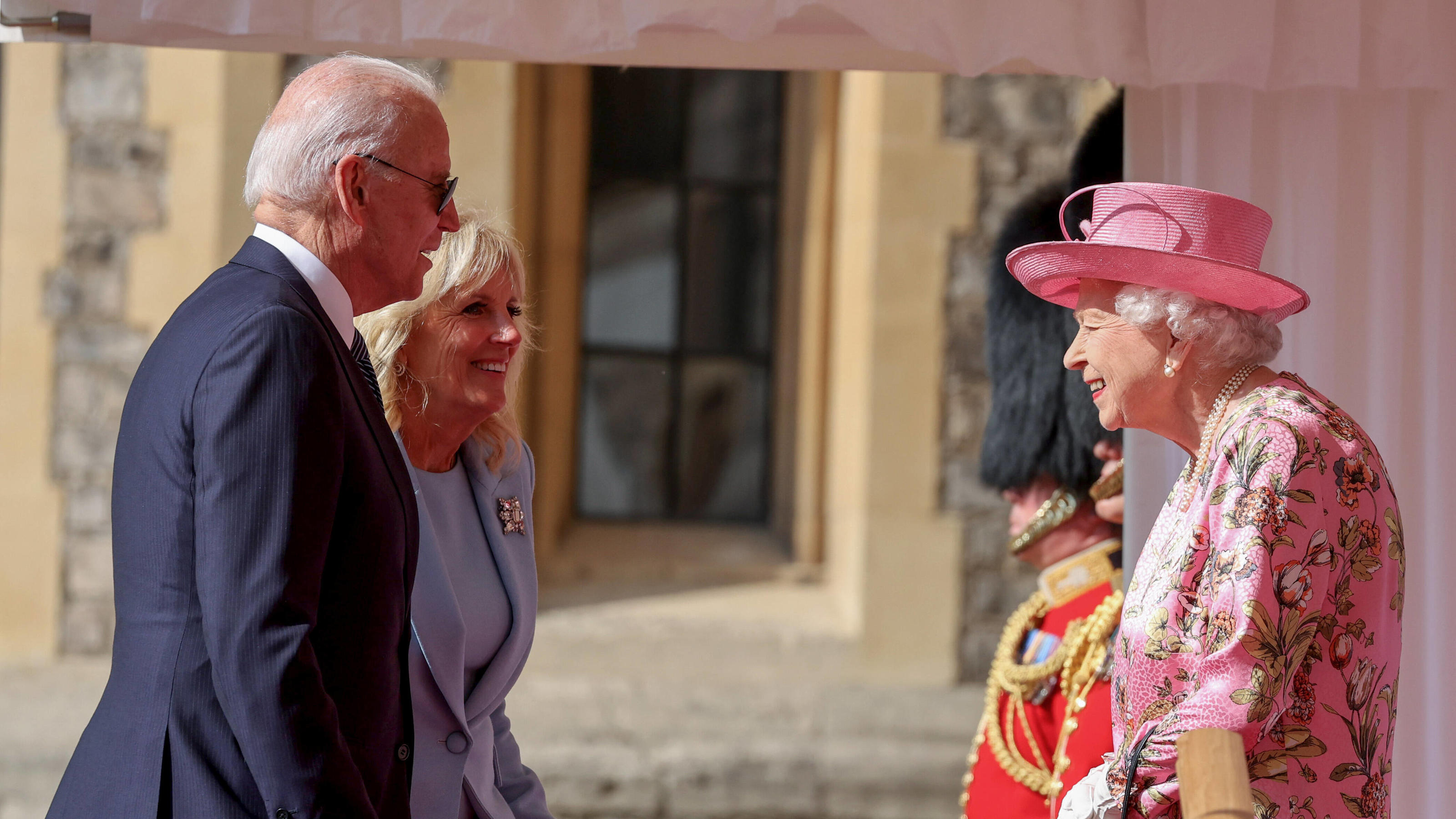 Beerdigung von Queen Elizabeth II.: US-Präsident Joe Biden darf nur Ehefrau Jill mitbringen . 13/06/2021. Windsor, United Kingdom. Queen Elizabeth II with US President Joe Biden and his wife Jill at Windsor Castle, United Kingdom. PUBLICATIONxINxGERxSUIxAUTxHUNxONLY xPoolx/xi-Imagesx IIM-22273-0036