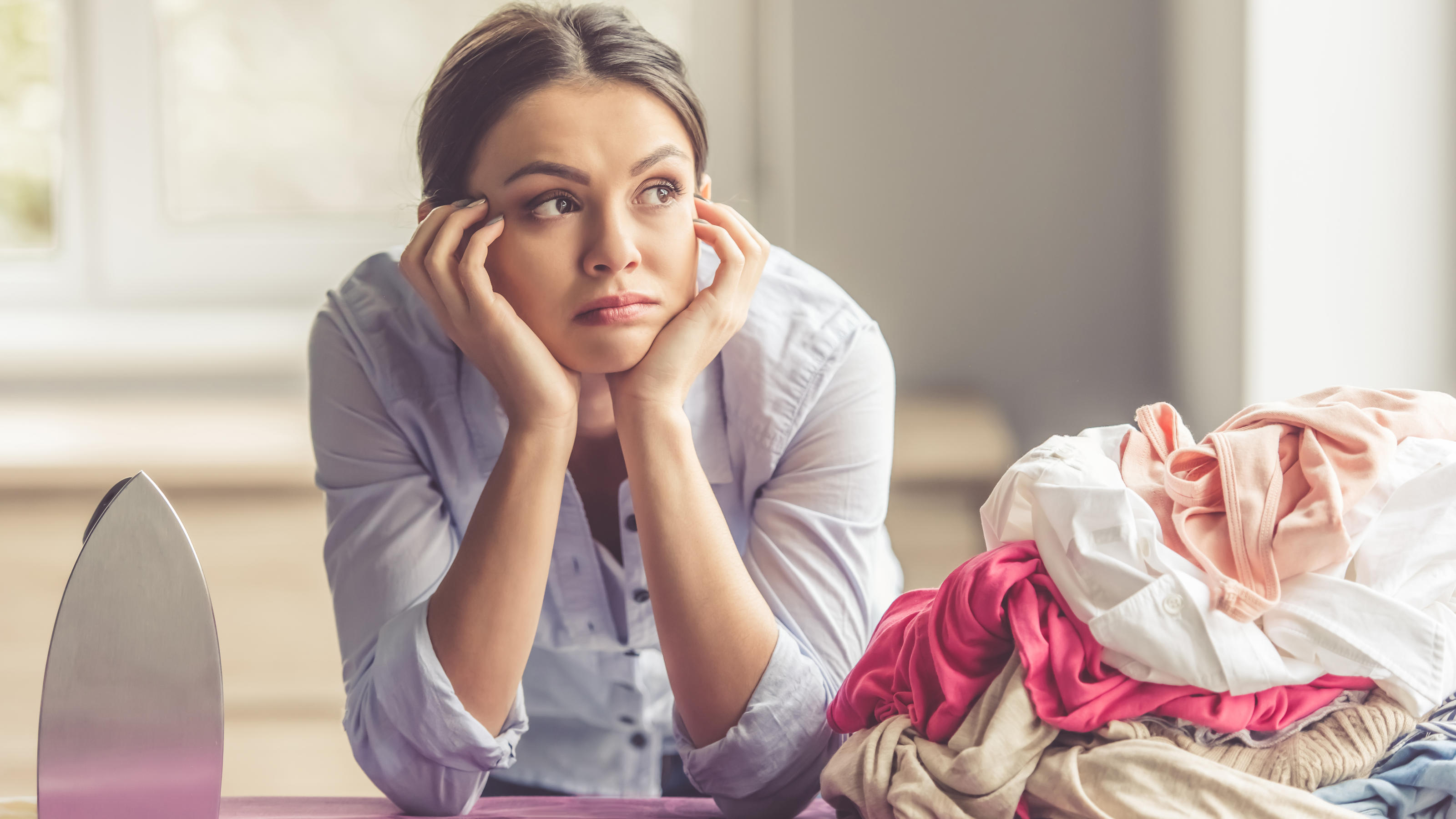 Vermeiden Sie diese 5 Fehler beim Bügeln Frau hat keine Lust zu bügeln. Haushalt nervt