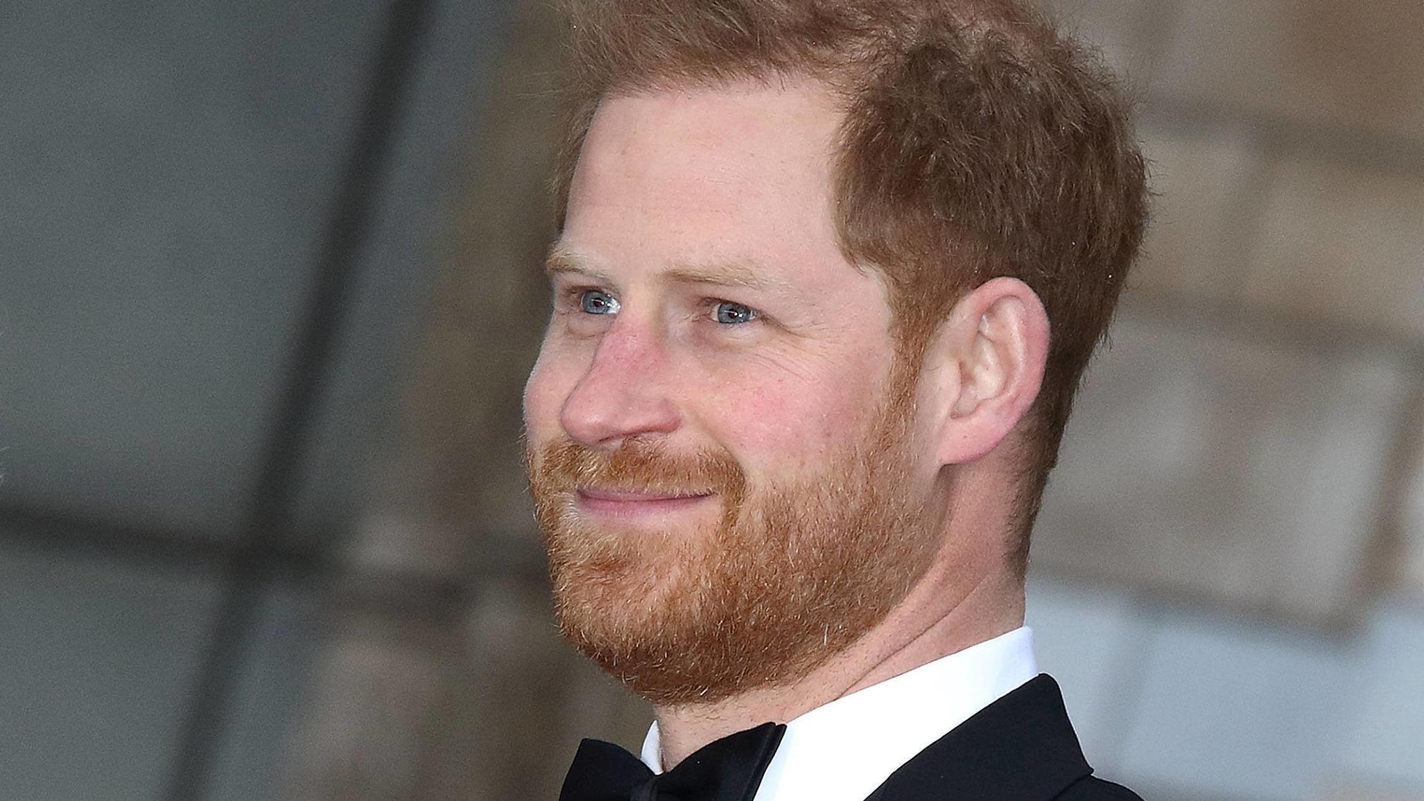 Darf er das? Prinz Harry verlässt Quarantäne in Windsor nach nur fünf Tagen Charles, Prince of Wales und sein Sohn Prinz Harry, Duke of Sussex bei der Premiere der Our Planet Netflix Naturdokumentations- Serie am 4.04.2019 in London Our Planet Serien Premiere in London *** Charles Prince of Wales and his son Prince Harry Du