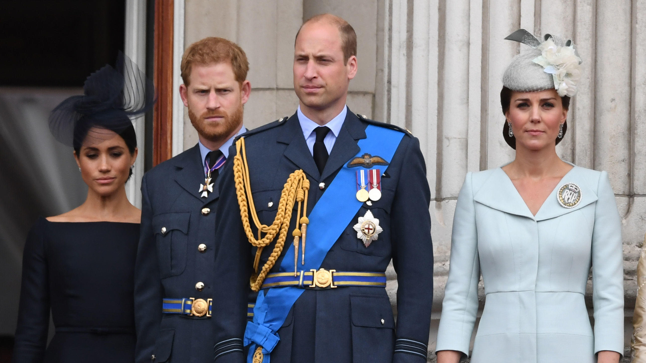 Prinz William enttäuscht Fans: Warum verteidigt er Fußballspieler, aber nicht Meghan? Herzogin Meghan und Prinz Harry mit Prinz William und Herzogin Kate