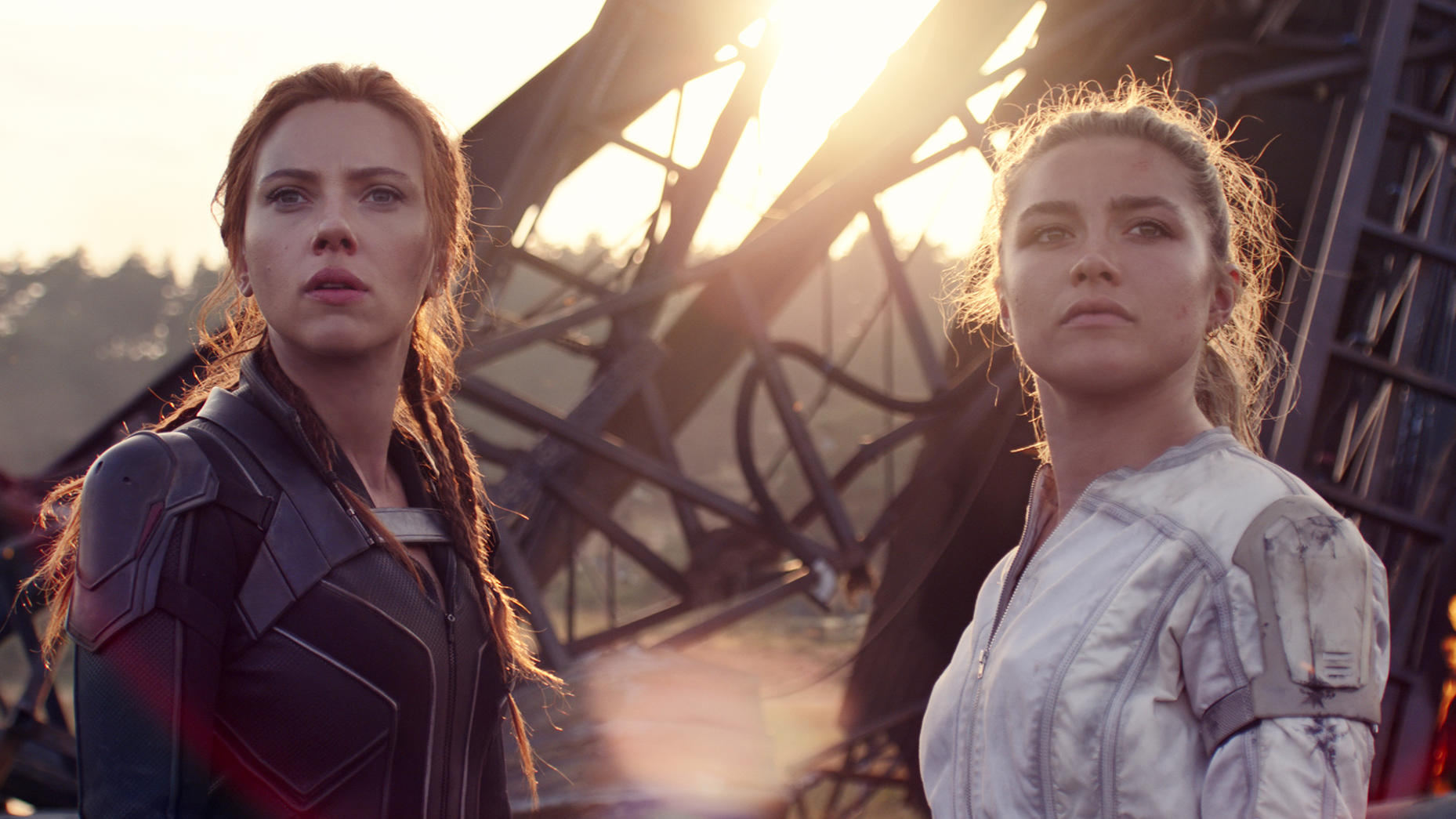 "Black Widow": Mega-Frauenpower in knallengen Superheldinnen-Anzügen Scarlett Johansson und Florence Pugh in "Black Widow"