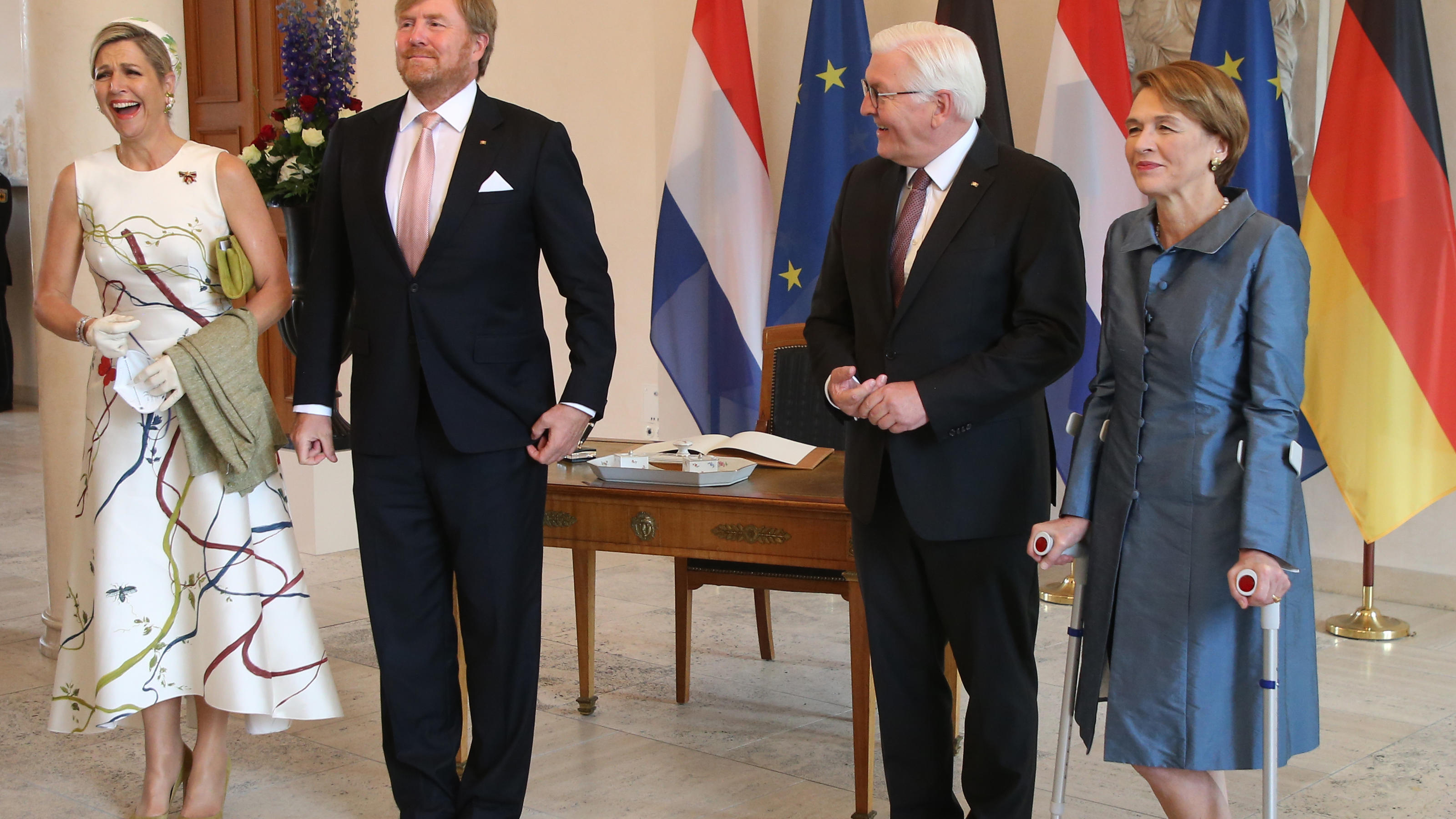 Königin Máxima und König Willem-Alexander: Regnerischer Auftakt ihres Berlin-Besuches Bundespräsident Frank-Walter Steinmeier (2.v.r.) und seine Frau Elke Büdenbender (r) begrüßen König Willem-Alexander der Niederlande und Königin Maxima im Schloss Bellevue. Das niederländische Königspaar ist zu einem dreitägigen Staatsbesuch in Berli