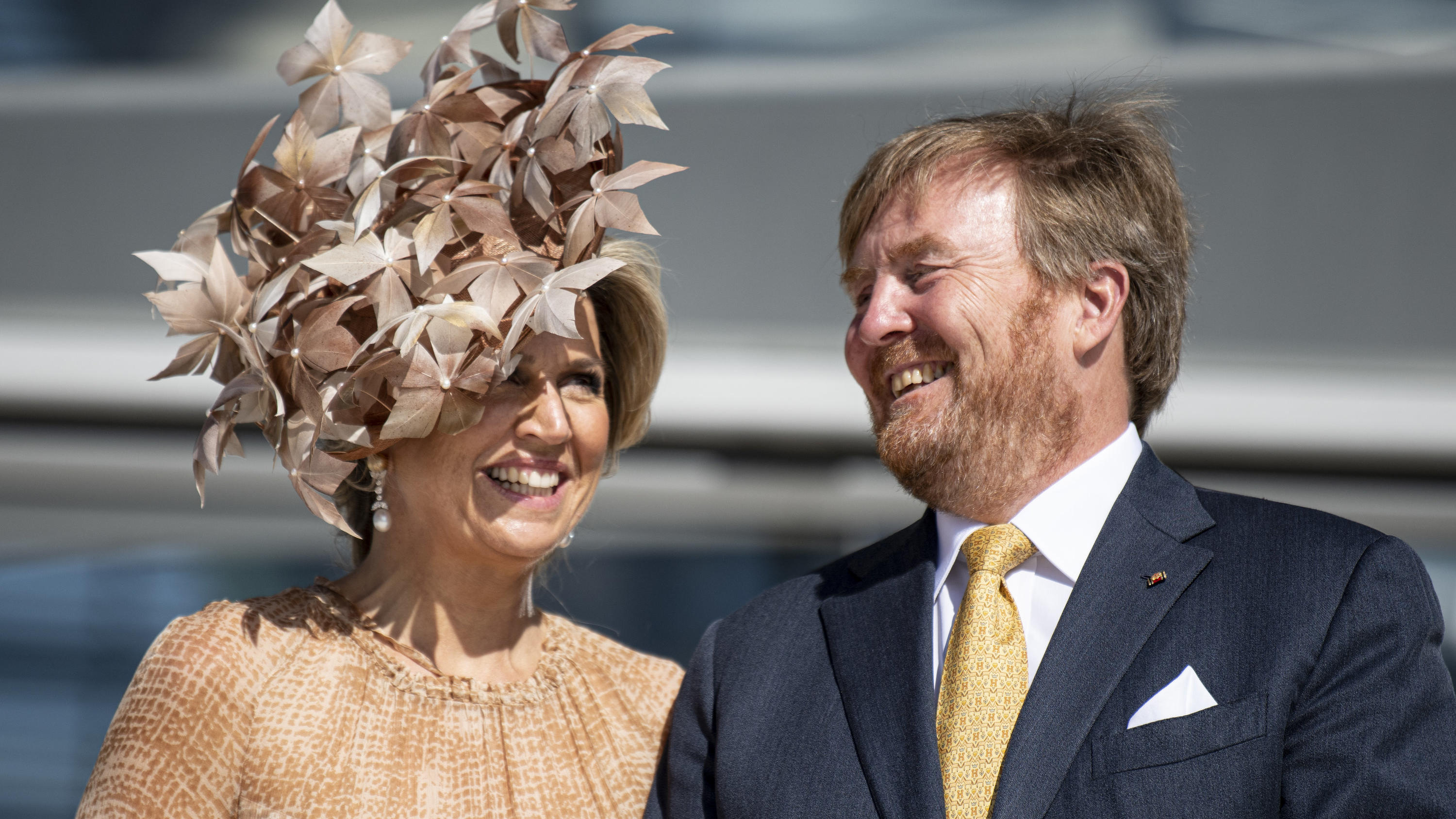 Deutschlandbesuch: Königin Máxima stiehlt allen mit recyceltem XXL-Blumenhut die Show 06.07.2021, Berlin: König Willem-Alexander der Niederlande (r) und Königin Maxima lachen auf der Dachterrasse des Reichstagsgebäude des Deutschen Bundestags. Das niederländische Königspaar ist zu einem dreitägigen Staatsbesuch in Berlin. Foto: Fabian
