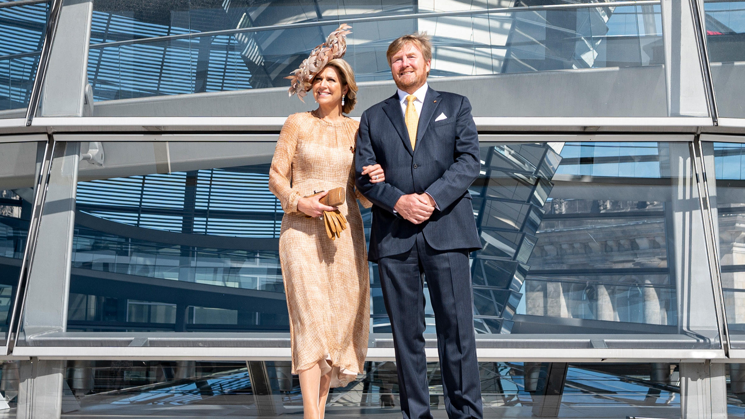 Deutschlandbesuch: Königin Máxima stiehlt allen mit recyceltem XXL-Blumenhut die Show 06.07.2021, Berlin: König Willem-Alexander der Niederlande (l) und Königin Maxima besuchen die Dachterrasse des Reichstagsgebäude des Deutschen Bundestags. Das niederländische Königspaar ist zu einem dreitägigen Staatsbesuch in Berlin. Foto: Fabian S