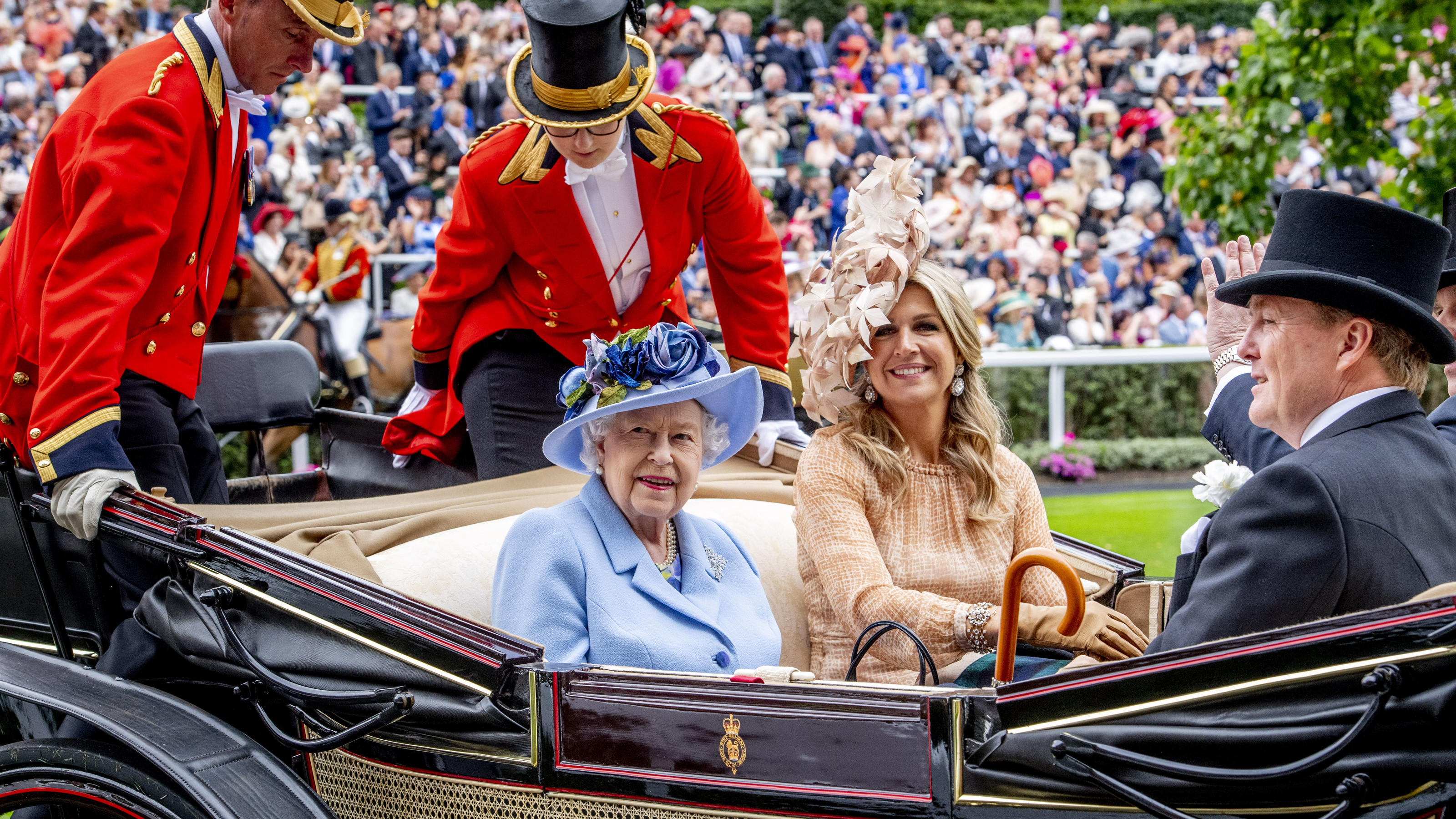 Deutschlandbesuch: Königin Máxima stiehlt allen mit recyceltem XXL-Blumenhut die Show Königin Maxima der Niederlande und Ehemann König Willem-Alexander 2019 zu Besuch in Großbritannien bei Queen Elizabeth.