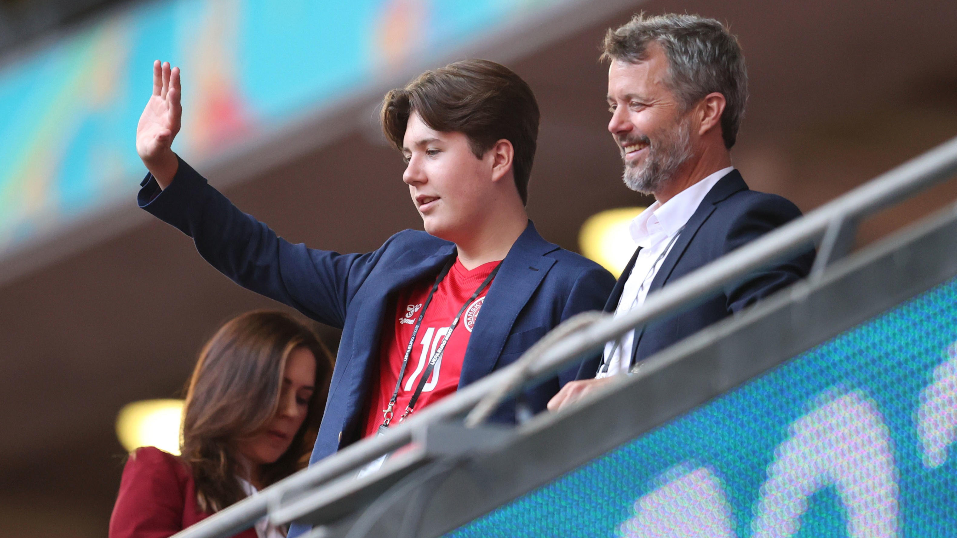Promi-Show bei EM-Halbfinale: Britische Royals im Duell mit den Dänen-Royals Soccer Football - Euro 2020 - Semi Final - England v Denmark - Wembley Stadium, London, Britain - July 7, 2021 Denmark's Crown Prince Frederik and Prince Christian are seen in the stands before the match Pool via REUTERS/Catherine Ivill