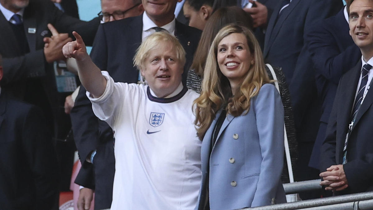 Promi-Show bei EM-Halbfinale: Britische Royals im Duell mit den Dänen-Royals 07.07.2021, Großbritannien, London: Fußball: EM, Halbfinale, Finalrunde, Halbfinale England - Dänemark im Wembley Stadion. Boris Johnson, Ministerpräsident von Großbritannien, und seine Frau Carrie Johnson stehen auf der Tribüne vor der Partie. Foto: