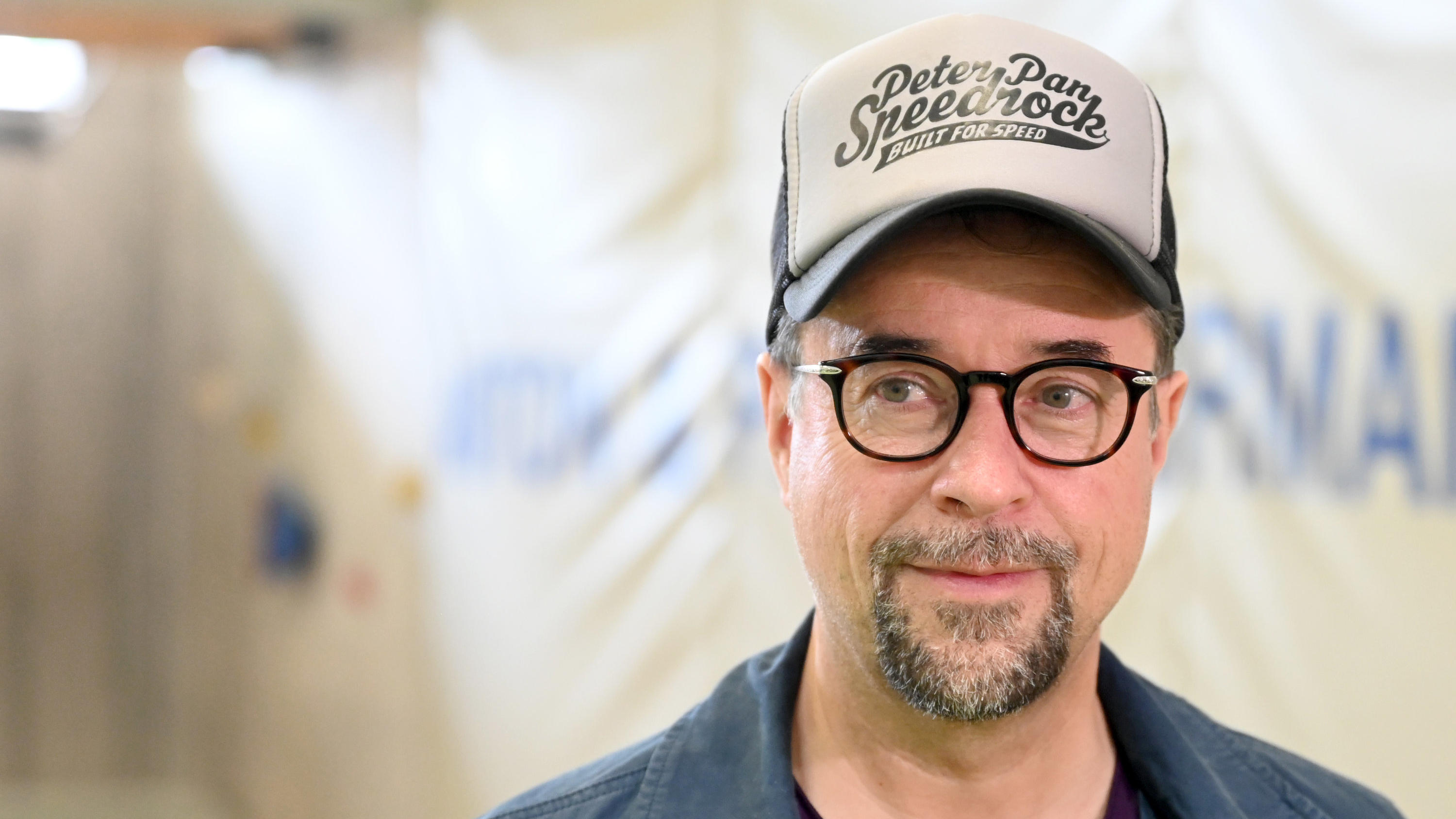 Fahrradunfall! Jan Josef Liefers wird Gully-Deckel zum Verhängnis Der Schauspieler teilte ein blutiges Foto.