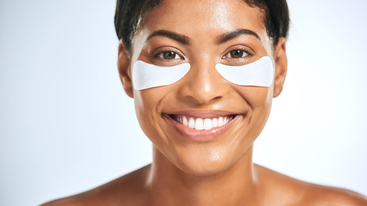 Adé, müde Augen: Diese 5 Eye Pads lohnen sich Frau trägt Eye Pads gegen Falten