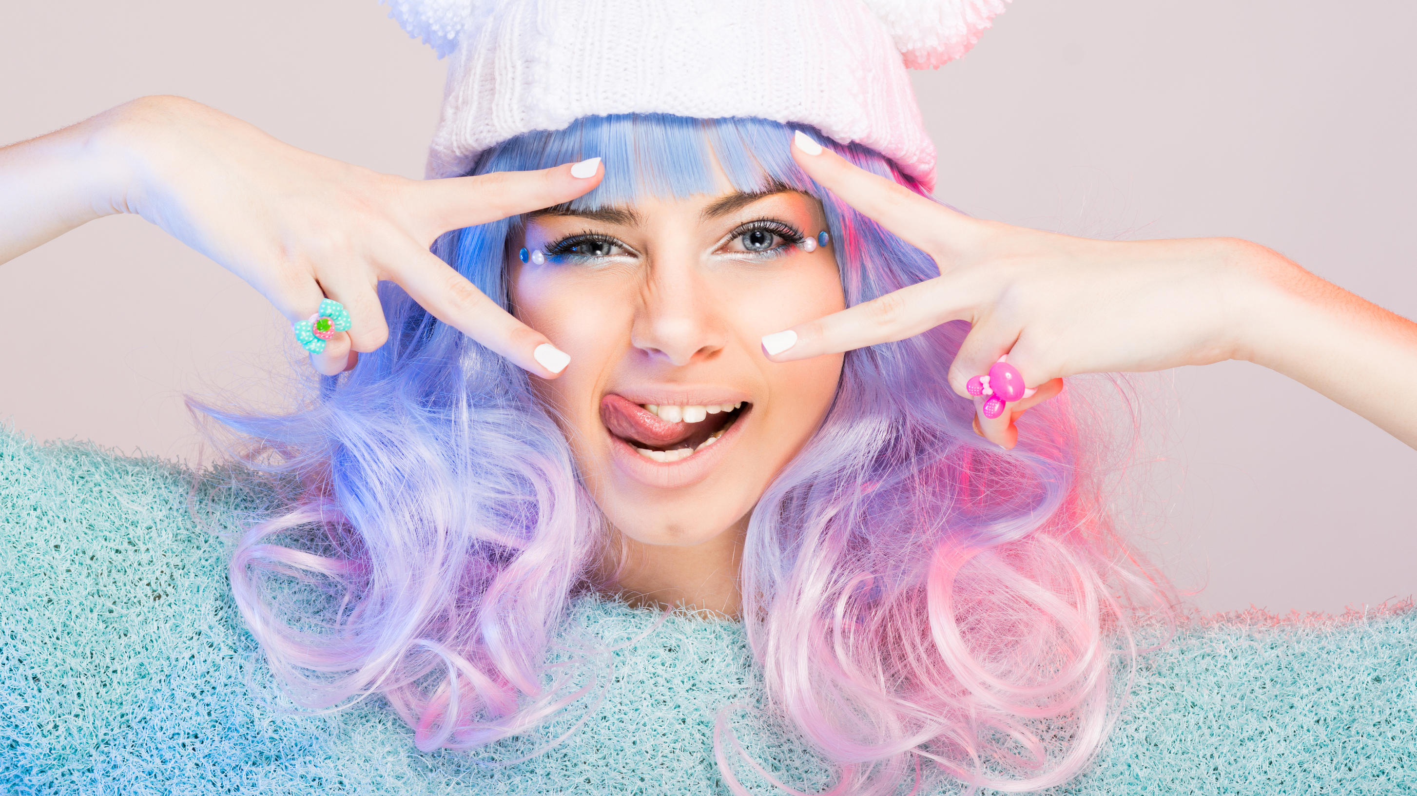 Candy Rings: Kann der kunterbunte Trend wirklich stylish sein? Frau mit pinker Perrücke.