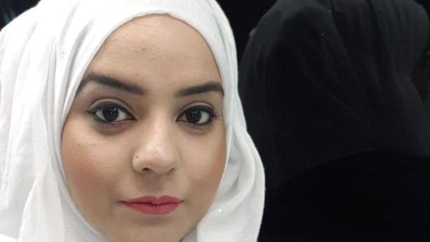 Junge Frau verliert ihr Baby, weil sie während Quarantäne nicht ins Krankenhaus darf Die 31-jährige Amna Bibi macht ein Foto von sich selbst.