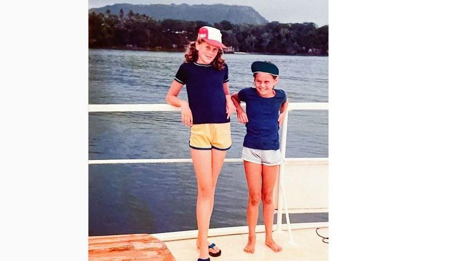 Promi-Rätsel: Welcher Hollywoodstar gratuliert hier mit Kinderfoto seiner Schwester? Welcher Hollywood-Star verbirgt sich hinter diesem Foto?
