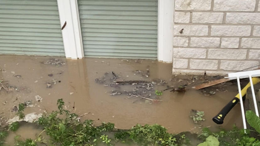 Überflutung nach Unwetter: Wie die Nachbarschaft in der Not nur noch enger zusammensteht Das Wasser vor dem Kellerfenster staut sich.