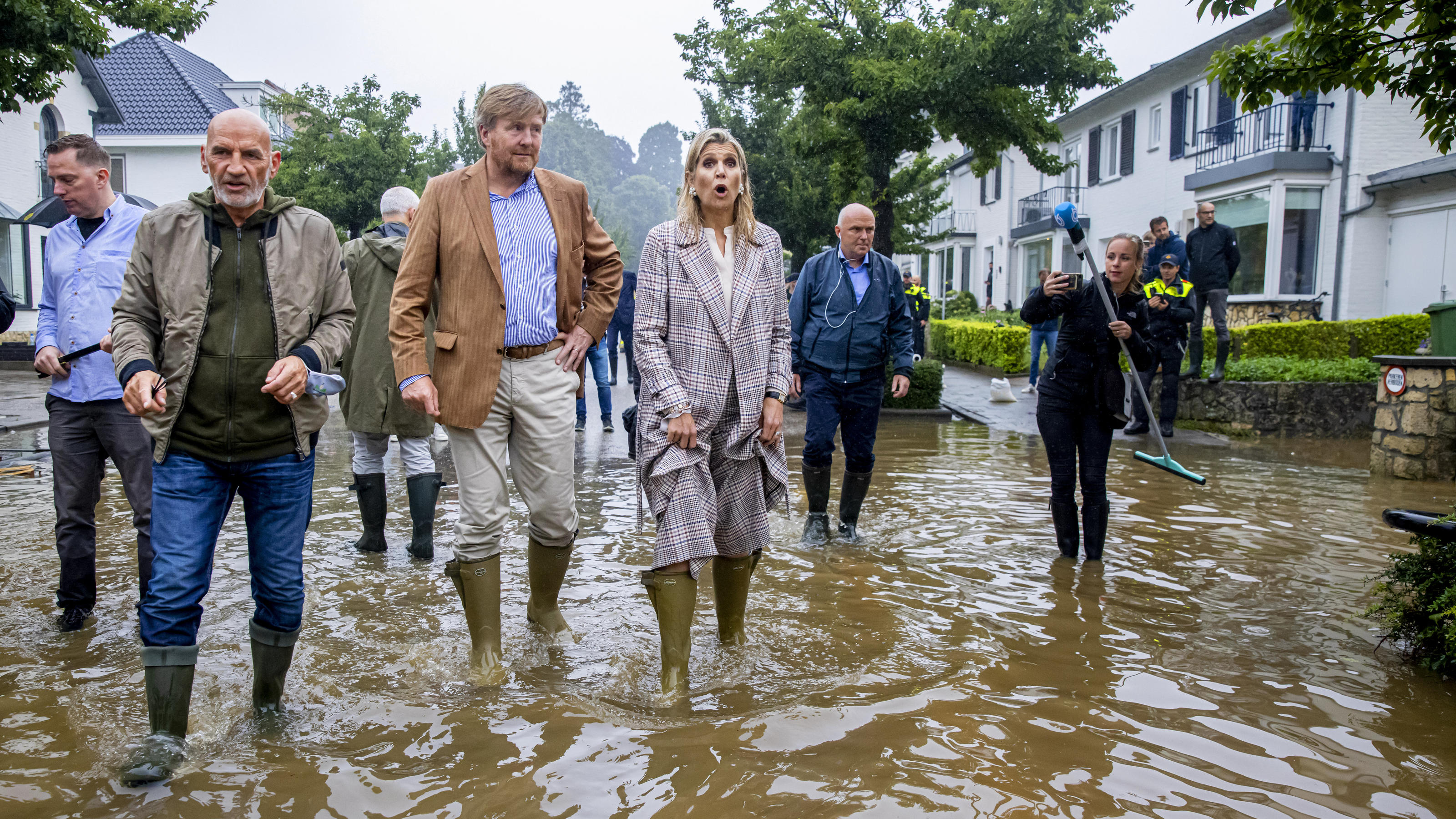 König Willem-Alexander & Königin Máxima waten in Gummistiefeln durch Valkenburg König Willem-Alexander und Königin Máxima besuchen Valkenburg, um die Einwohner nach der extremen Überschwemmung zu unterstützen.