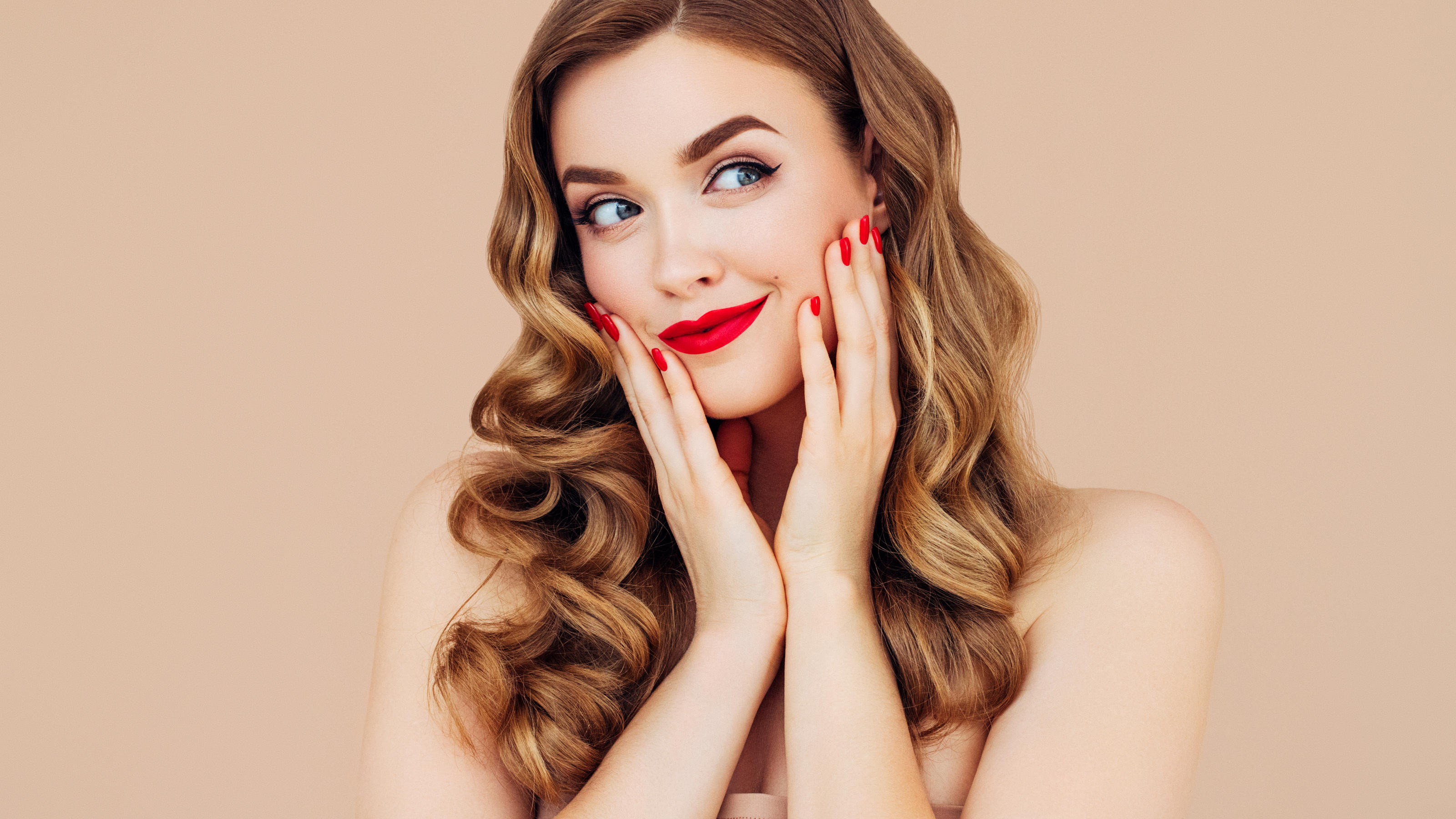 Diese 3 Lippenstift-Trends sehen wir jetzt überall Frau mit rotem Lippenstift.