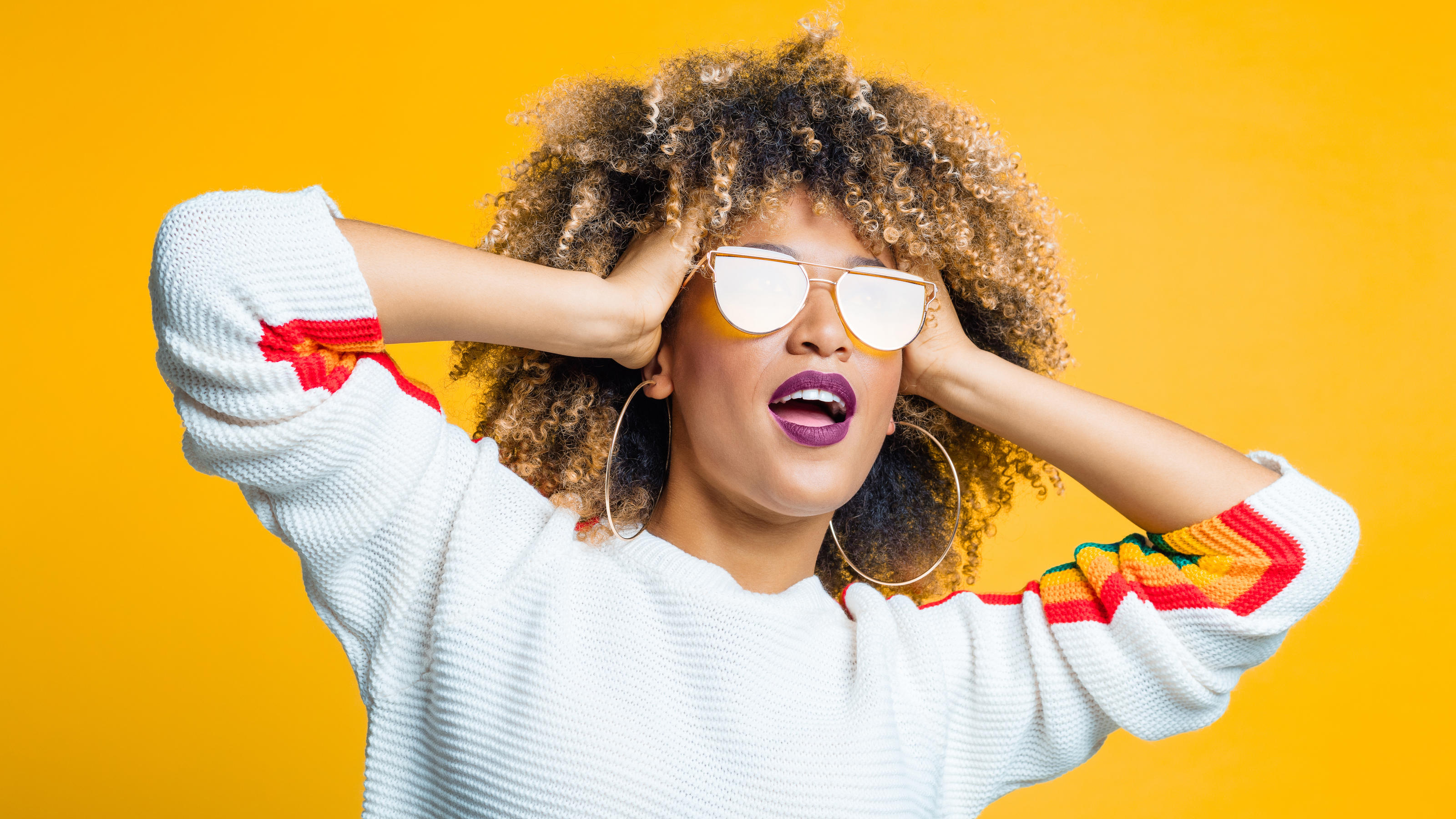 Sternzeichen Löwe: Diese Beauty-Produkte brüllen nur so "Leo" Sternzeichen Löwe: Frau mit Afro trägt Sonnenbrille.