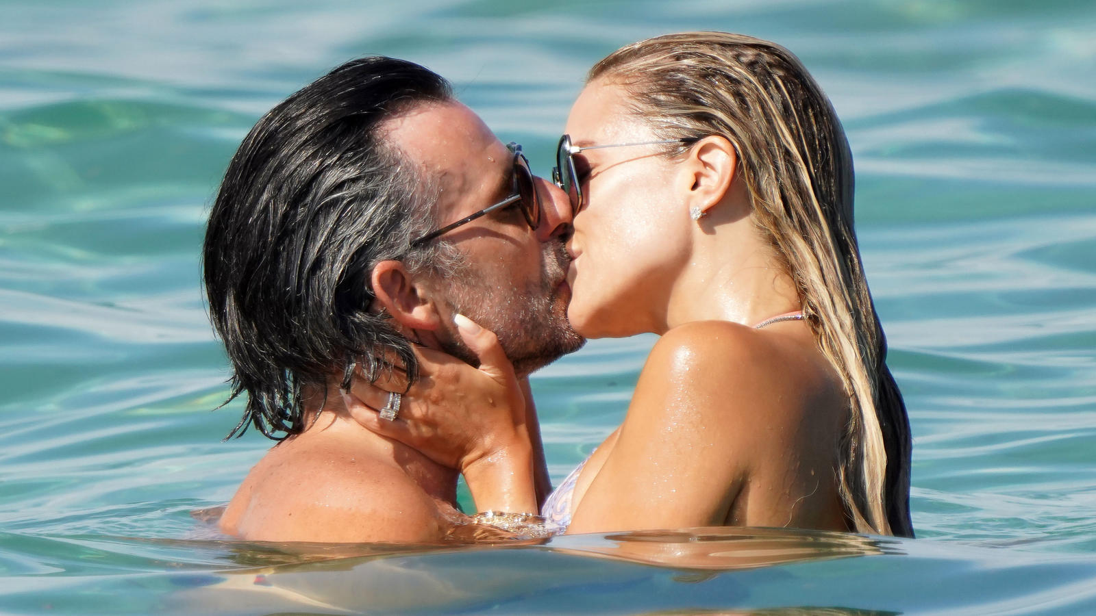 Sylvie Meis tauscht mit Niclas Castello wilde Küsse im Wasser aus Sylvie Meis und ihr Niclas können in Saint-Tropez nicht die Finger voneinander lassen.