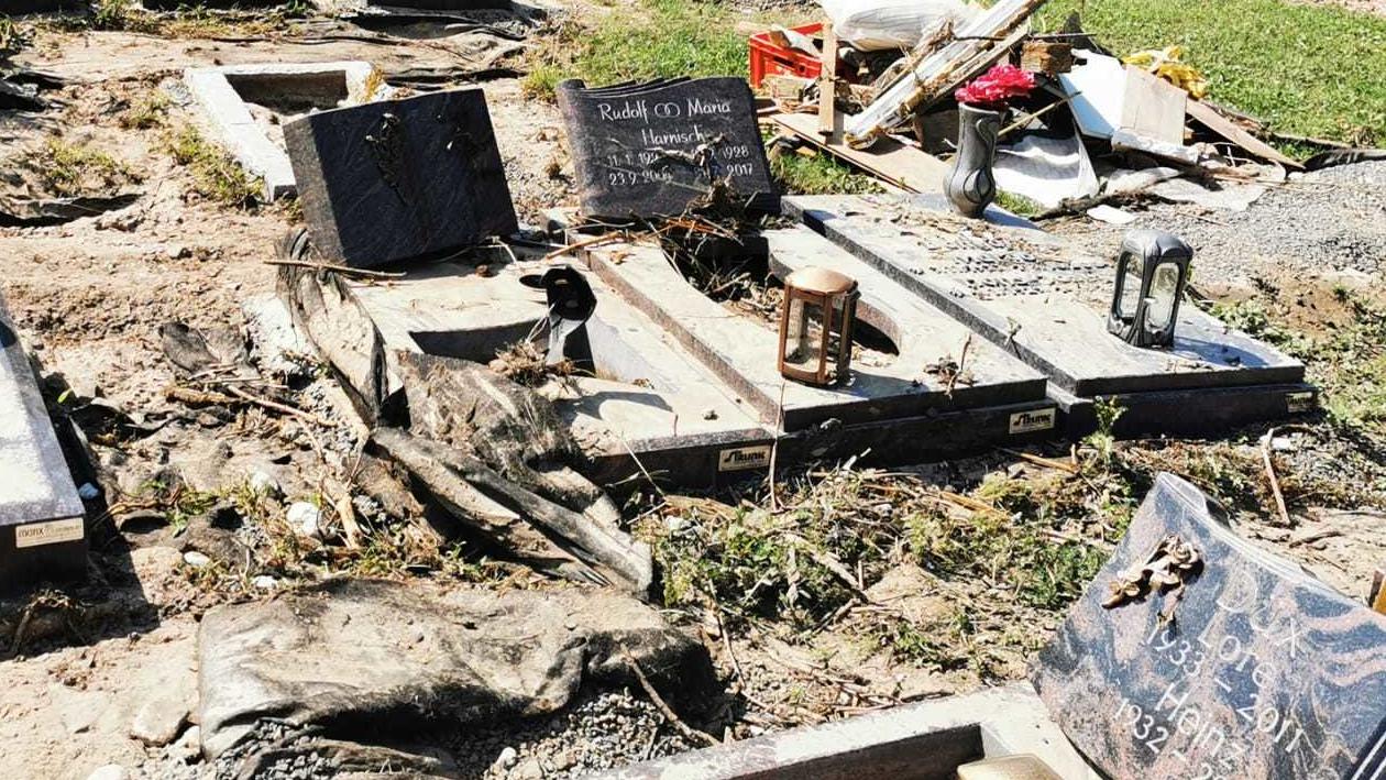 Heino am Boden: Flut zerstört Grab seiner Tochter in Bad Münstereifel Links das zerstörtes Grab von Heinos Tochter Petra Bell (geb.: 18. November 1968; gest.: 29. November 2003 ) auf dem Friedhof von Bad Münstereifel.