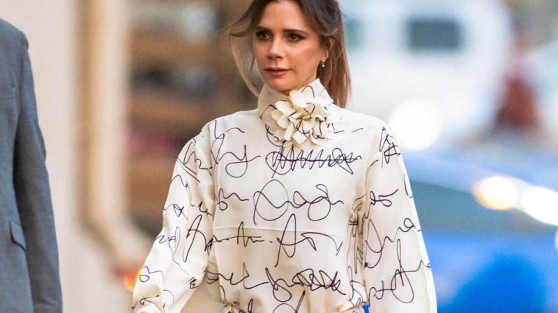 Victoria Beckham erklärt Outfits mit dreifachem Denim zum neuesten Trend Victoria Beckham erklärt Outfits mit dreifachem Denim zum neuesten Trend
