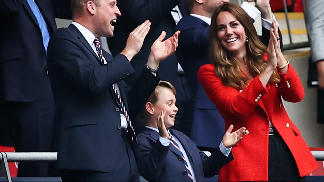 Happy Birthday, Prinz George - 10 zuckersüße Fakten zum 8. Geburtstag Prinz George mit seinen Eltern William und Kate im Fußballstadion.