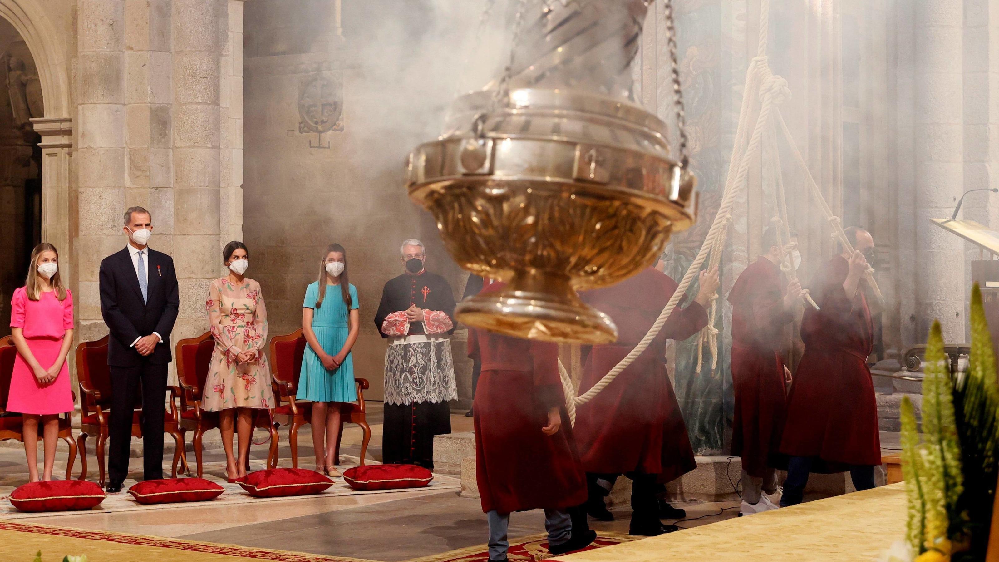Spanische Royals: Königin Letizia, Prinzessin Leonor & Co. im Sommerlook in der Kirche Weihrauch und Mode liegen in Spanien gar nicht so fern.