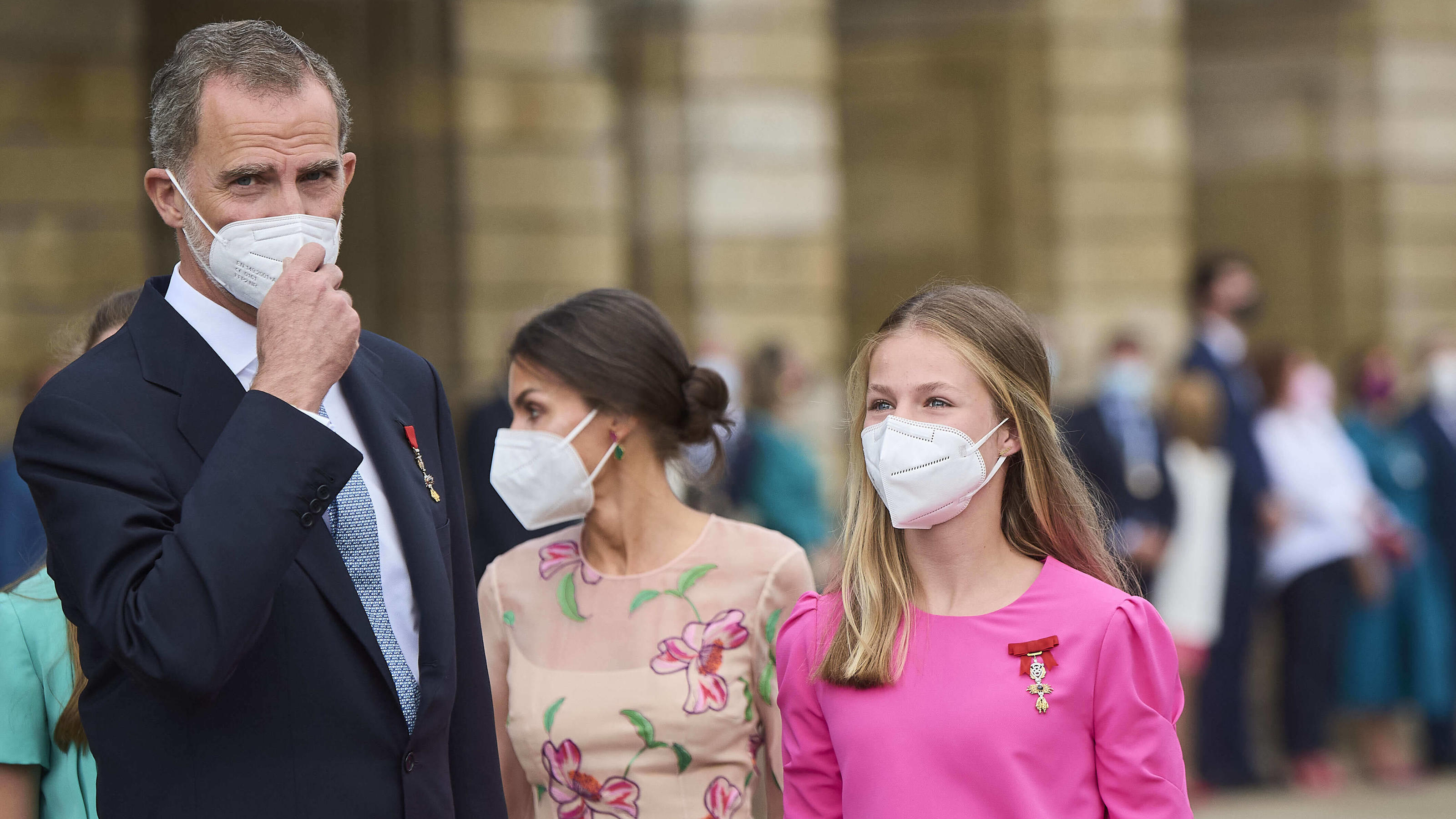 Spanische Royals: Königin Letizia, Prinzessin Leonor & Co. im Sommerlook in der Kirche König Felipe, Königin Letizia und Prinzessin Leonor halten sich an die AHA-Regeln.
