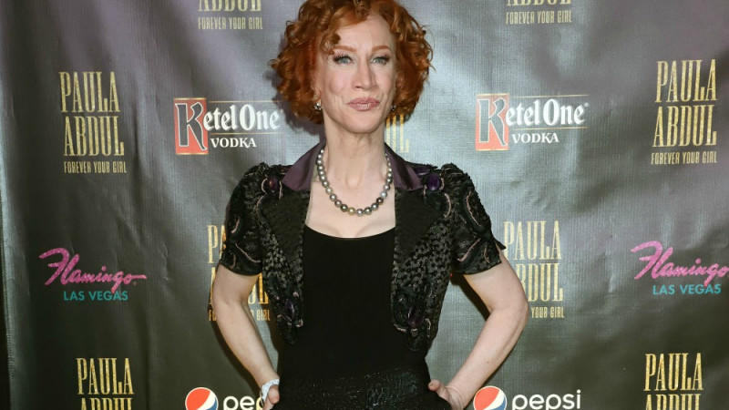 Kathy Griffin Steht Zu Ihren Naturlichen Locken