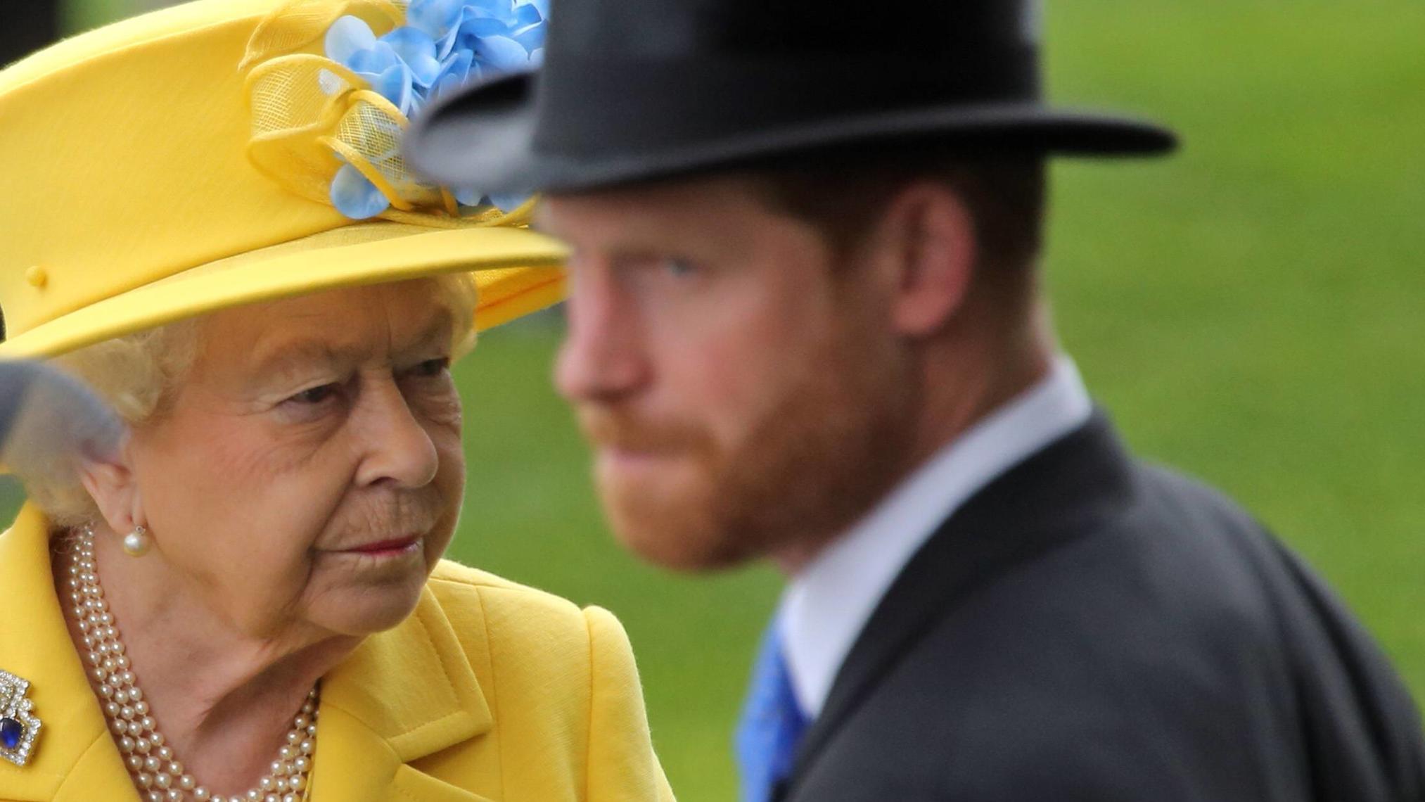 Prinz Harry unerwünscht? Queen Elizabeth II. soll ihn ausgeladen haben Hat die Queen Prinz Harry wieder von ihrem Feriendomizil ausgeladen?