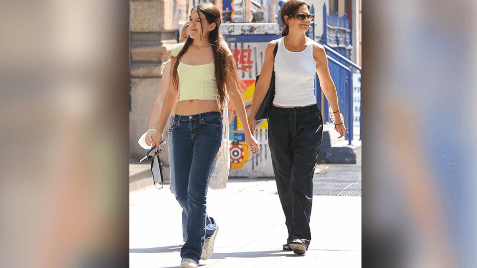 Katie Holmes auf Shopping-Tour mit Tochter Suri - sie könnten Schwestern sein Suri Cruise und Katie Holmes schlendern durch New York.
