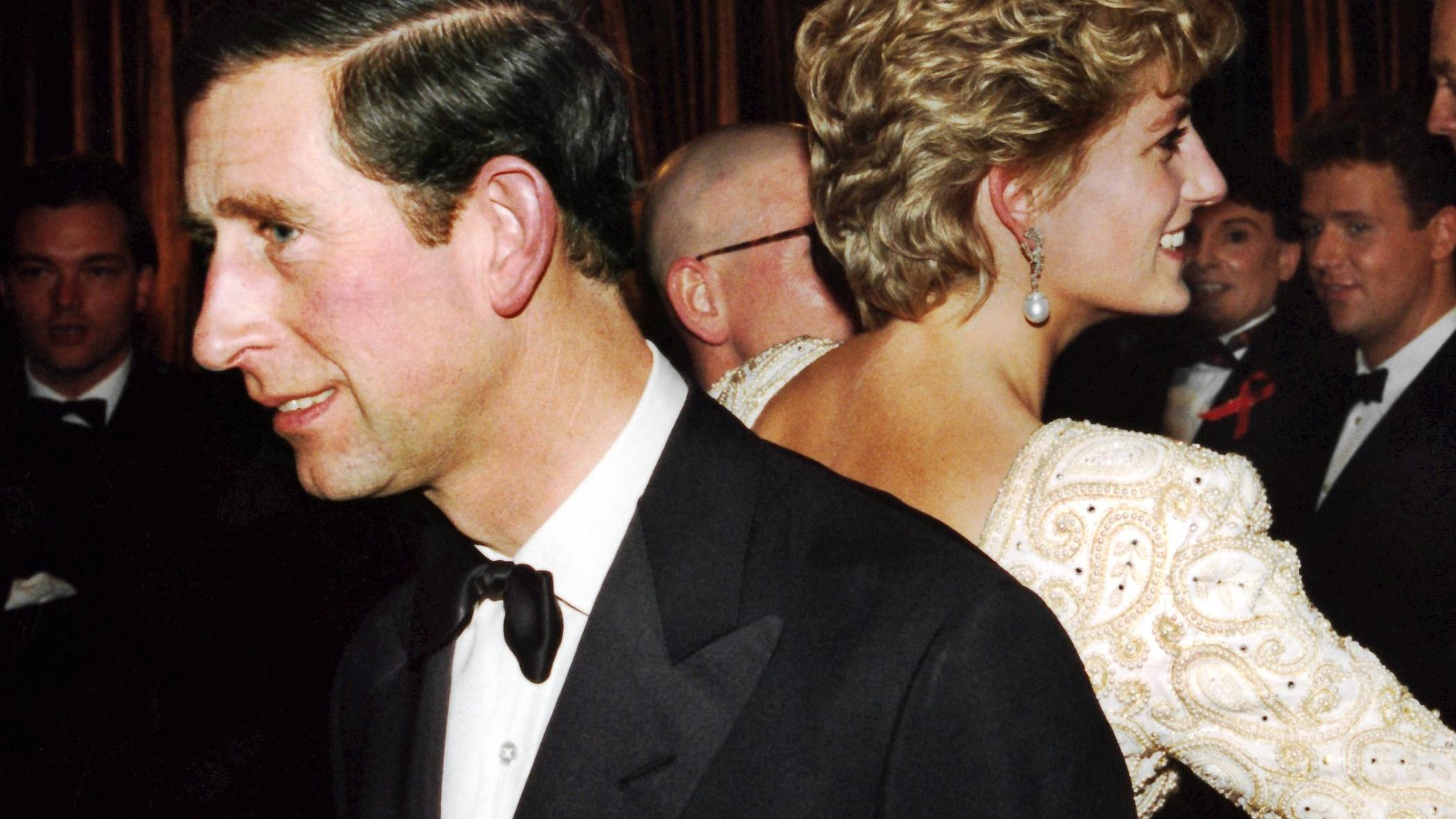 Prinz Charles & Prinzessin Diana sahen sich vor der Hochzeit nur 13 Mal Prinz Charles und Diana schauen aneinander vorbei
