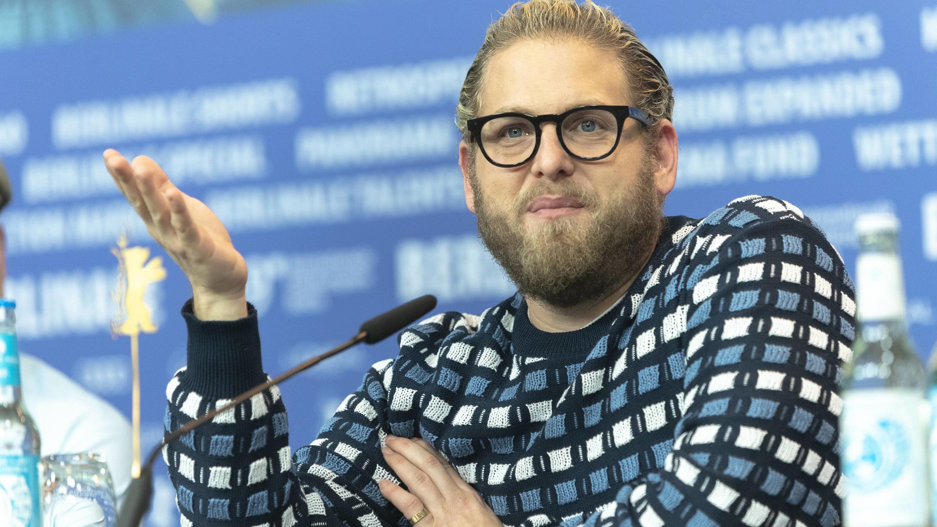 Jonah Hill überrascht mit Surfer-Look und besonderer Botschaft Jonah Hill wurde wegen seines Aussehens früher gemobbt und möchte nun anderen Mut machen.