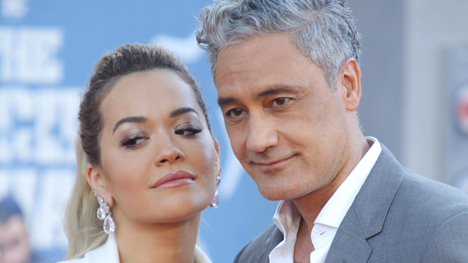 Rita Ora und Taika Waititi Hand in Hand auf dem roten Teppich Rita Ora und Taika Waititi Hand in Hand auf dem roten Teppich