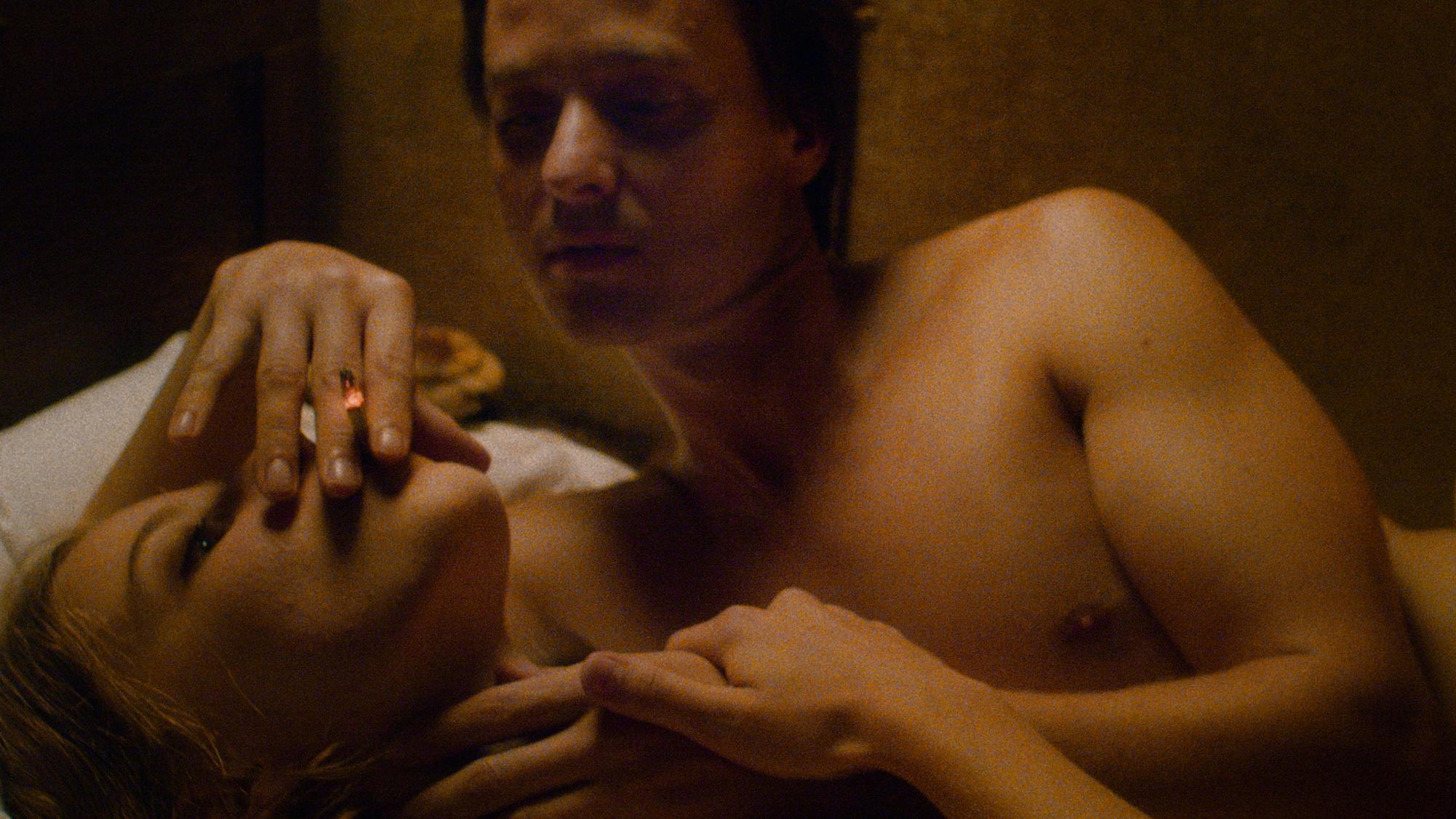 „Oh Boy“ meets „Babylon Berlin”: Tom Schilling als Slacker im Film „Fabian“ Saskia Rosendahl und Tom Schilling in der Kästner-Verfilmung "Fabian"