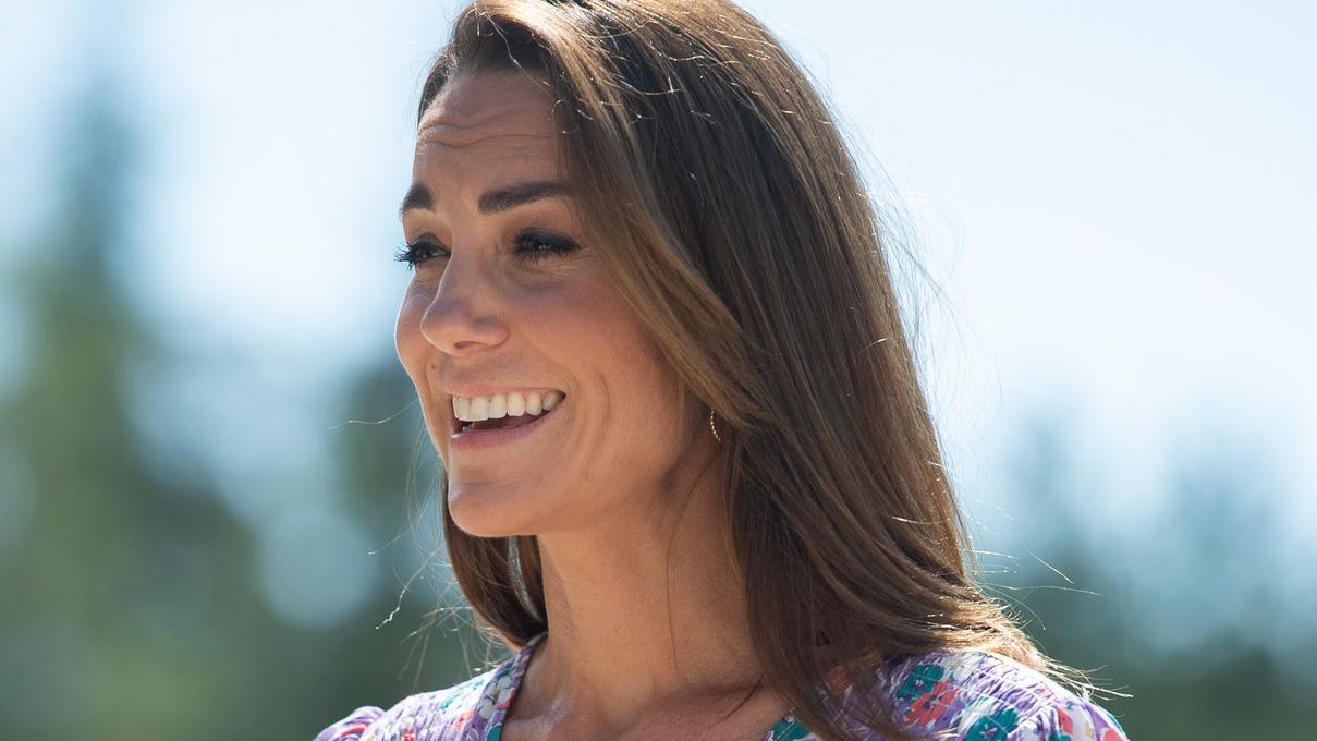 Botox-Verdacht: Hat Herzogin Kate heimlich den Beauty-Doc aufgesucht? Herzogin Kate im Blümchenkleid beim Besuch eines Kinderhospizes im Juli 2020.