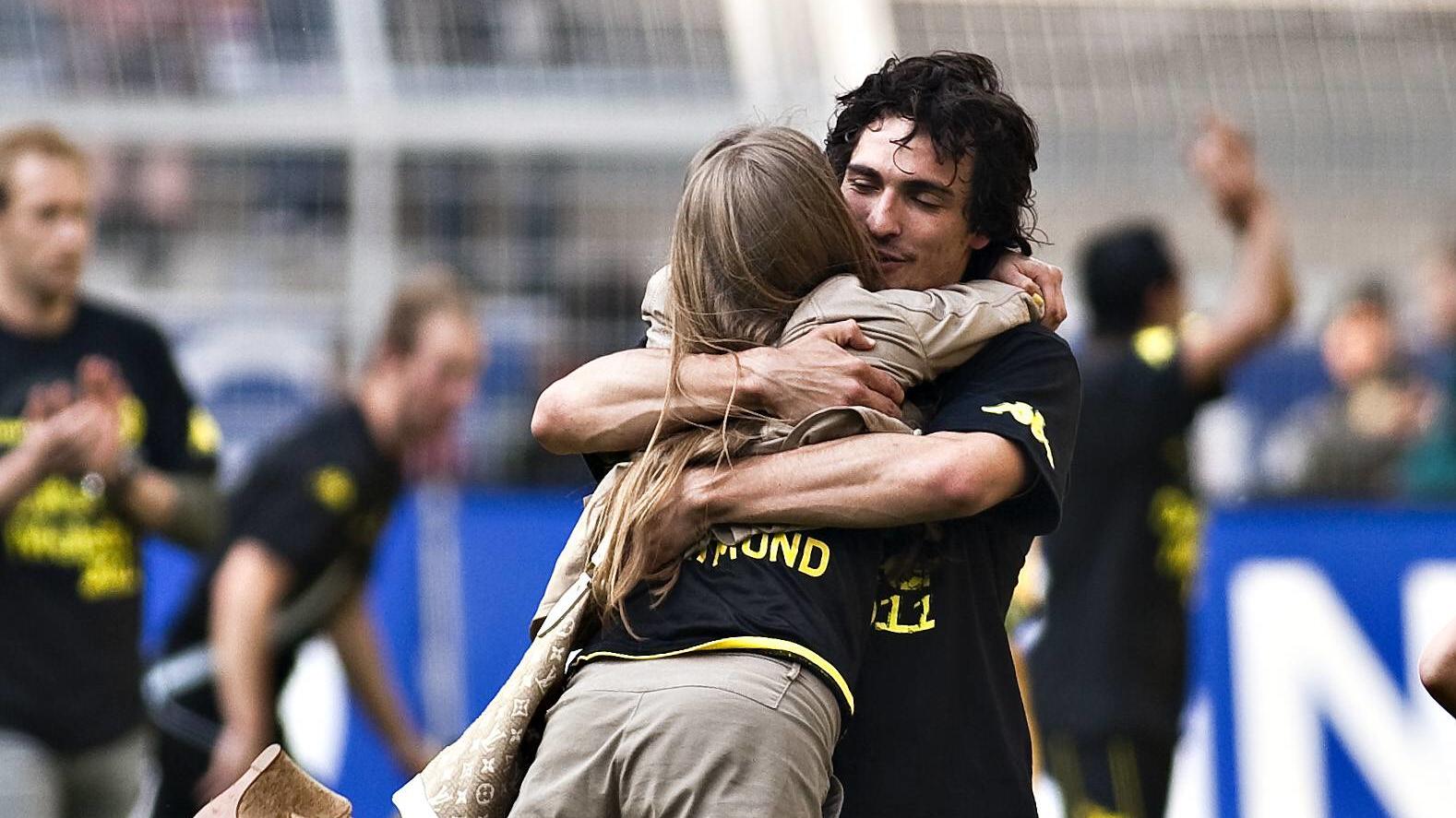 Scheidung von Cathy Hummels: Wie viel Kohle müsste Mats zahlen? Bildnummer: 07774617 Datum: 30.04.2011 Copyright: imago/Moritz MüllerMats Hummels (BvB) umarmt Freundin Cathy Fischer --- Borussia Dortmund feiert den Gewinn der Deutschen Meisterschaft, Borussia Dortmund - 1. FC Nürnberg; Fussball Herren GER 1 BL
