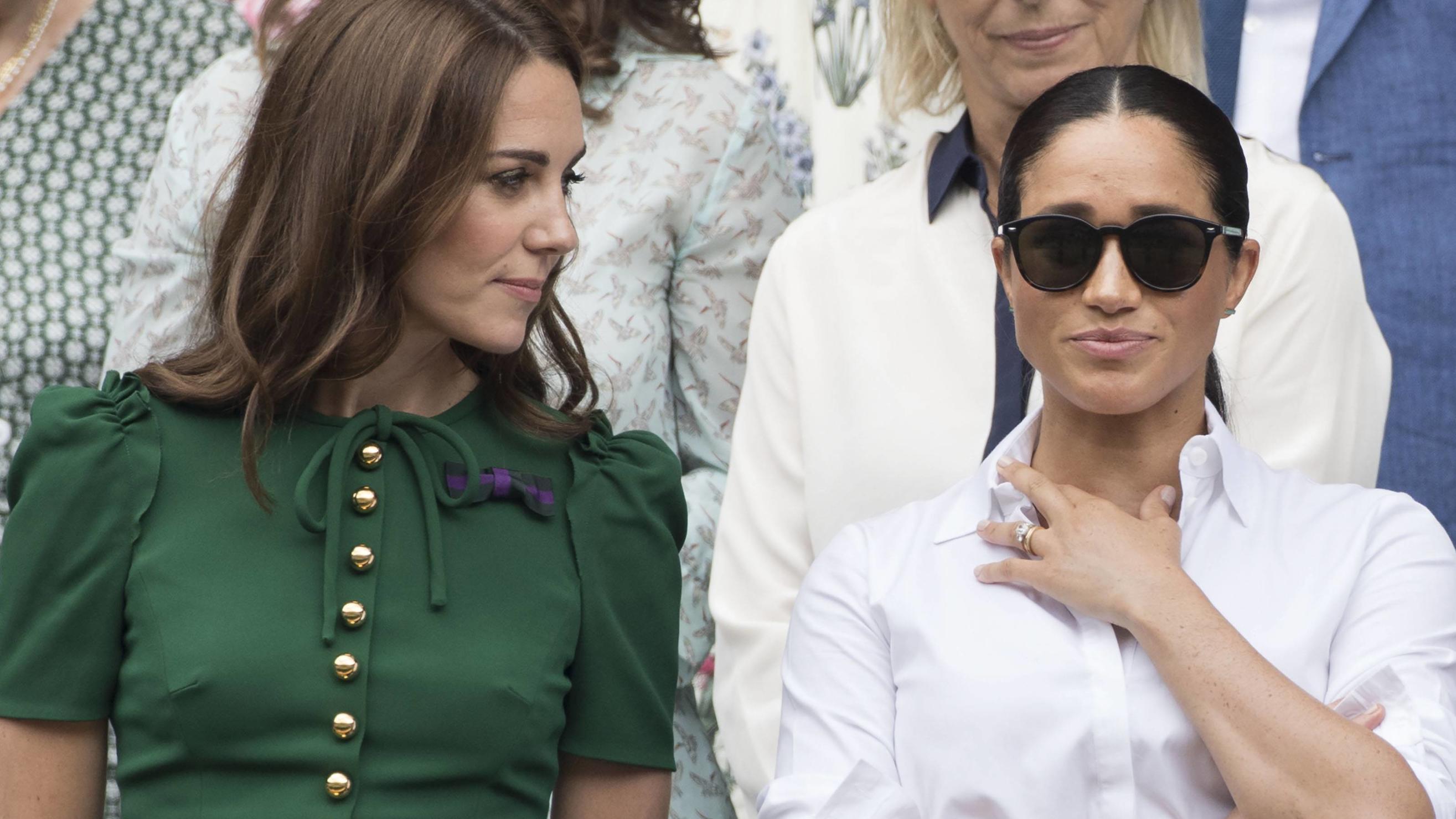 Herzoginnen-Clinch beiseite gelegt? Kate und Meghan sollen sich ausgesprochen haben . 13/07/2019. London, United Kingdom. Kate Middleton, the Duchess of Cambridge looks at Meghan Markle, the Duchess of Sussex after Serena Williams lost in the Ladies Final on day twelve of the Wimbledon Tennis Championships in London. PUBLICATIONxIN