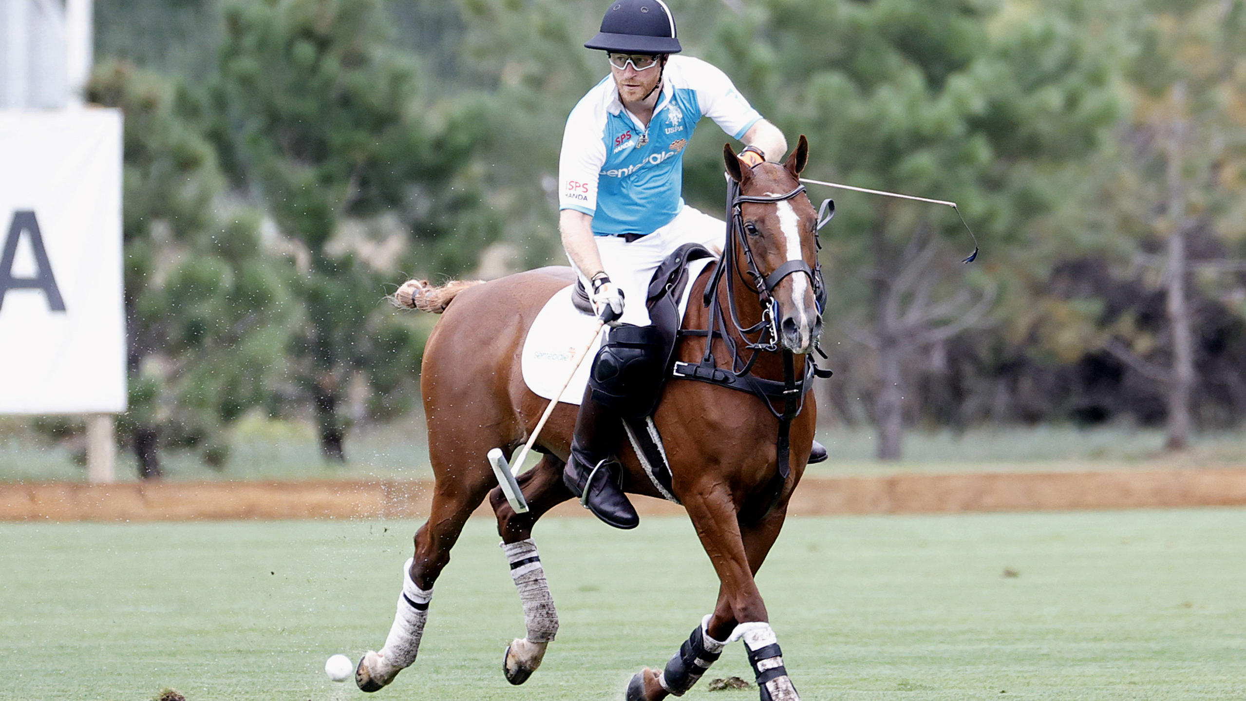 Überraschungs-Auftritt: Prinz Harry taucht bei Polospiel auf dpatopbilder - 19.08.2021, USA, Aspen: Dieses von Sentebale ISPS Handa Polo Cup 2021 zur Verfügung gestellte Bild zeigt Prinz Harry, den Herzog von Sussex, im Aspen Valley Polo Club am Donnerstag, 19. August 2021, in Aspen, Colo. Die Veranstaltung br