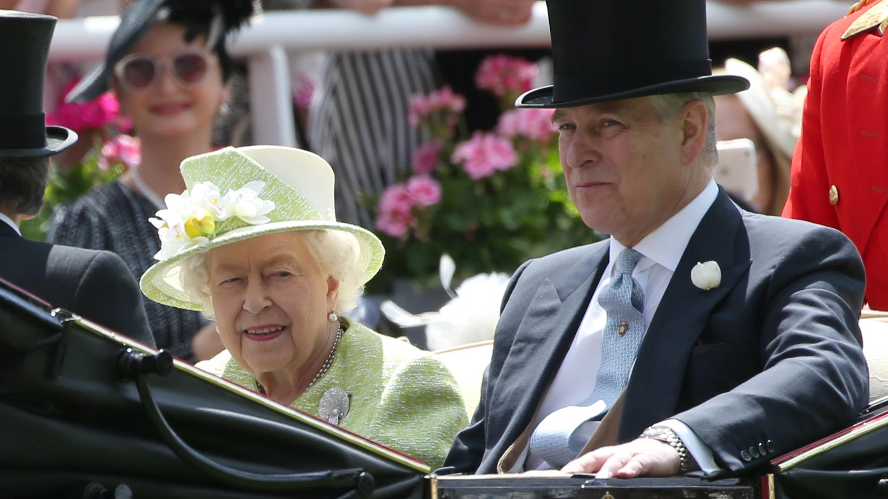 Epstein-Skandal: Queen kämpft um Prinz Andrews militärischen Titel Die Queen und Prinz Andrew: Er soll ihr Lieblingssohn sein.
