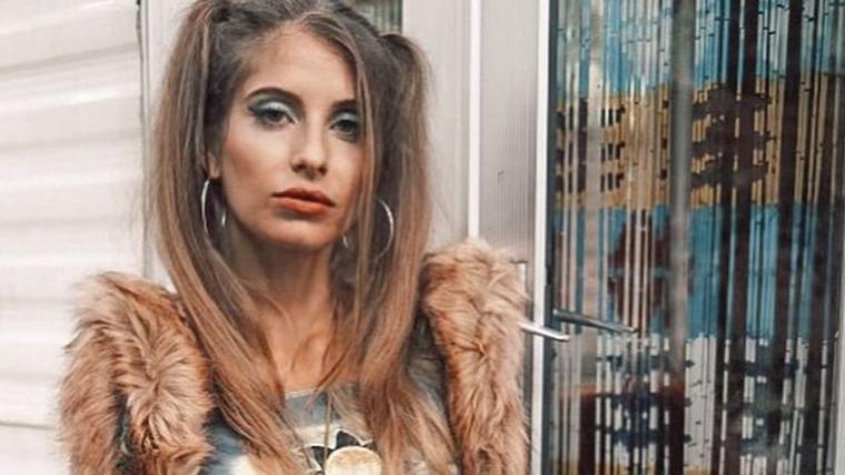 Cathy Hummels ist kaum wiederzuerkennen - Ist das ihr Trennungs-Look? Cathy Hummels in ihrer Rolle als Kioskbesitzerin Jenny.