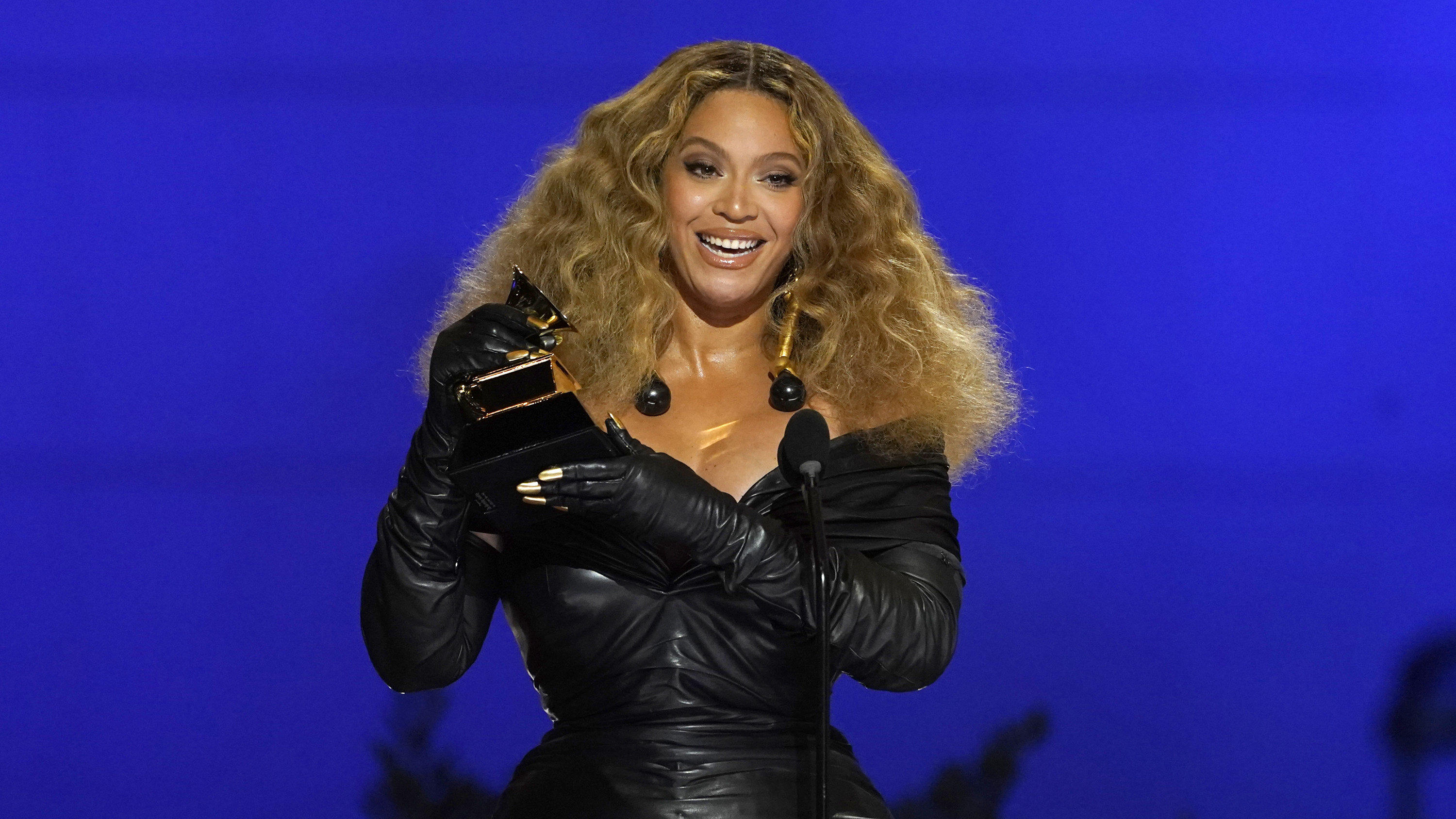 Beyoncé zeigt süßes Video mit ihrer Jet-Setter-Tochter Rumi Béyonce bei den Grammy Awards