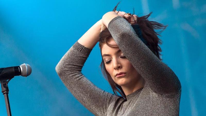 Sängerin Lorde verrät, unter welchen Drogeneinflüssen ihre Alben entstanden Popsängerin Lorde auf der Bühne