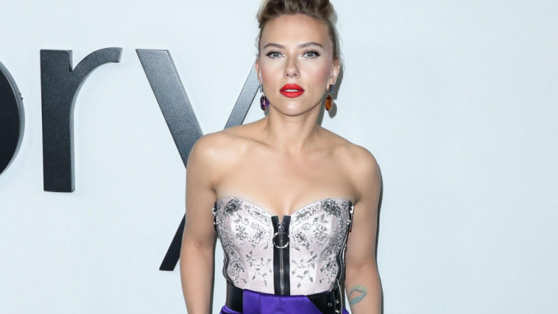 Scarlett Johansson und Chris Evans treten dem Cast von 'Ghosted' bei Scarlett Johansson und Chris Evans treten dem Cast von 'Ghosted' bei