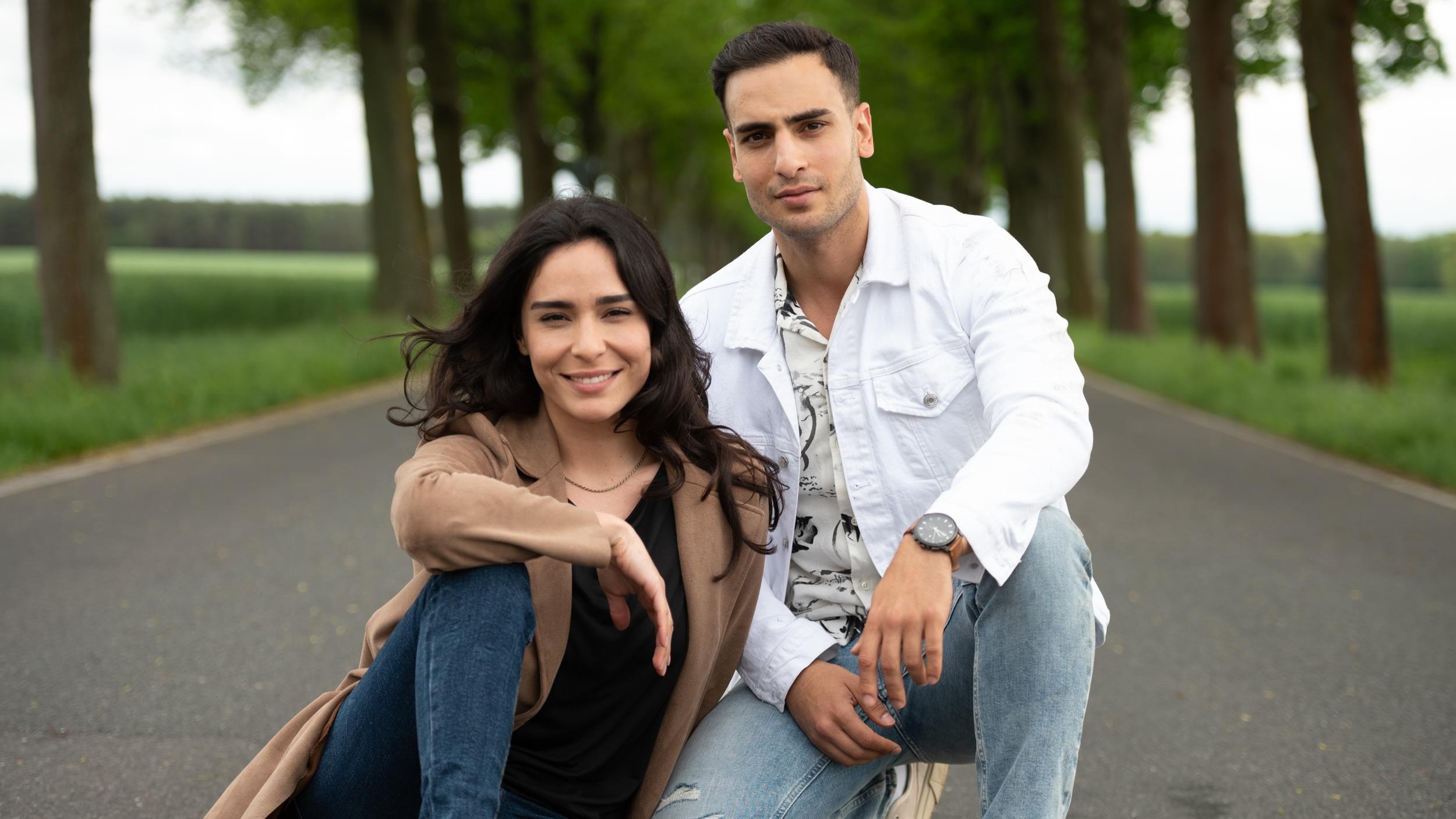 „Nihat – Alles auf Anfang“: Gamze Senol trägt jetzt glatte Haare - Kollege Timur Ülker hätte sie fast nicht erkannt Wieder vor der Kamera vereint: Gamze Senol und Timur Ülker.