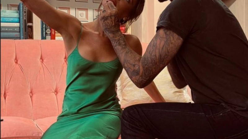 David Beckham trug Victorias Lippenstift bei Victoria Beckham Beauty-Fotoshooting auf David Beckham trug Victorias Lippenstift bei Victoria Beckham Beauty-Fotoshooting auf