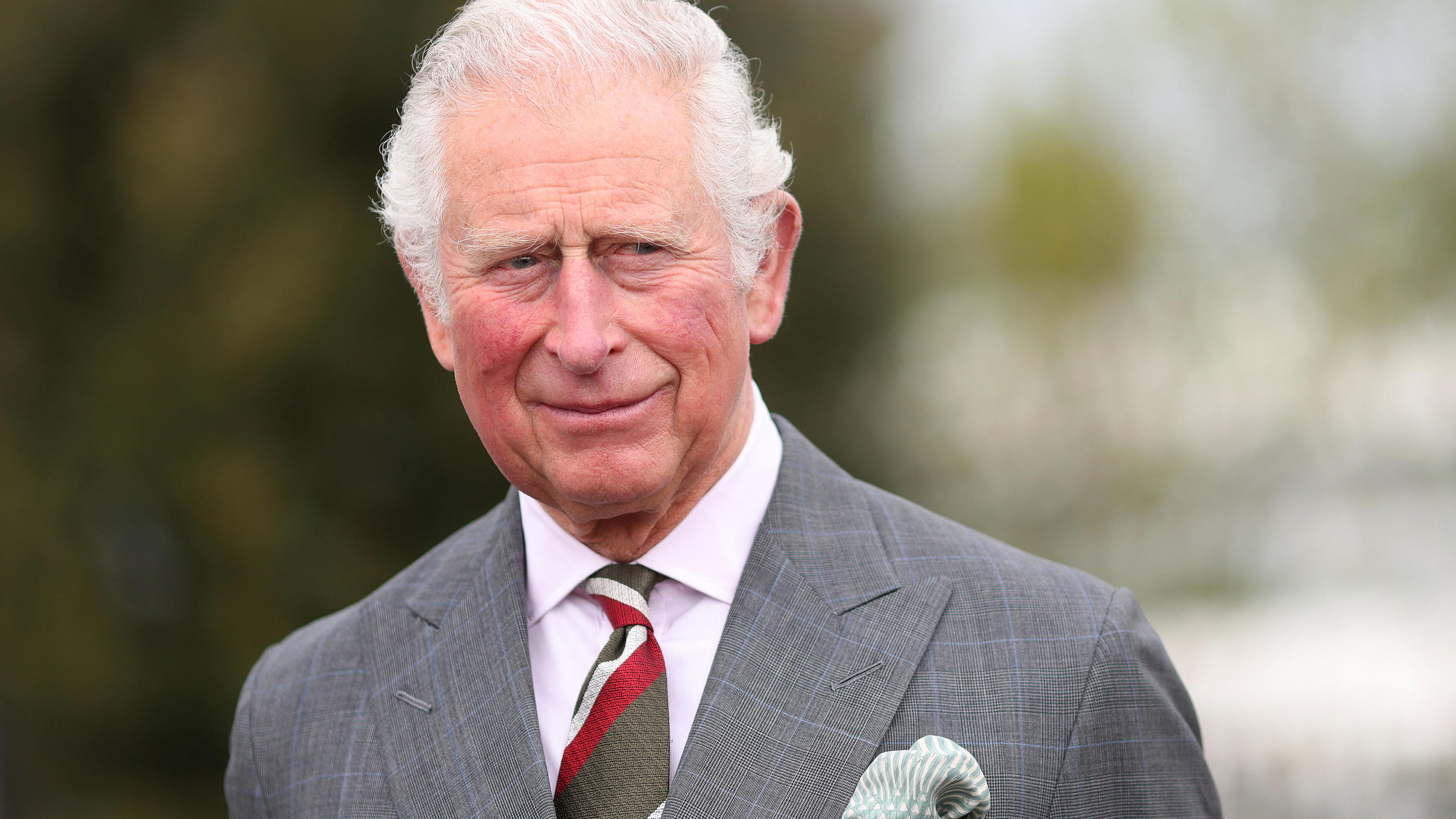 Prinz Charles: Keine Zeit fürs Mittagessen 14.05.2021, Großbritannien, Cardiff: Der britische Prinz Charles, Prinz von Wales, besucht einen Standort von BCB International, einem Anbieter von Schutz-, Medizin- und Verteidigungsausrüstung. Foto: Chris Jackson/PA Wire/dpa +++ dpa-Bildfunk +++