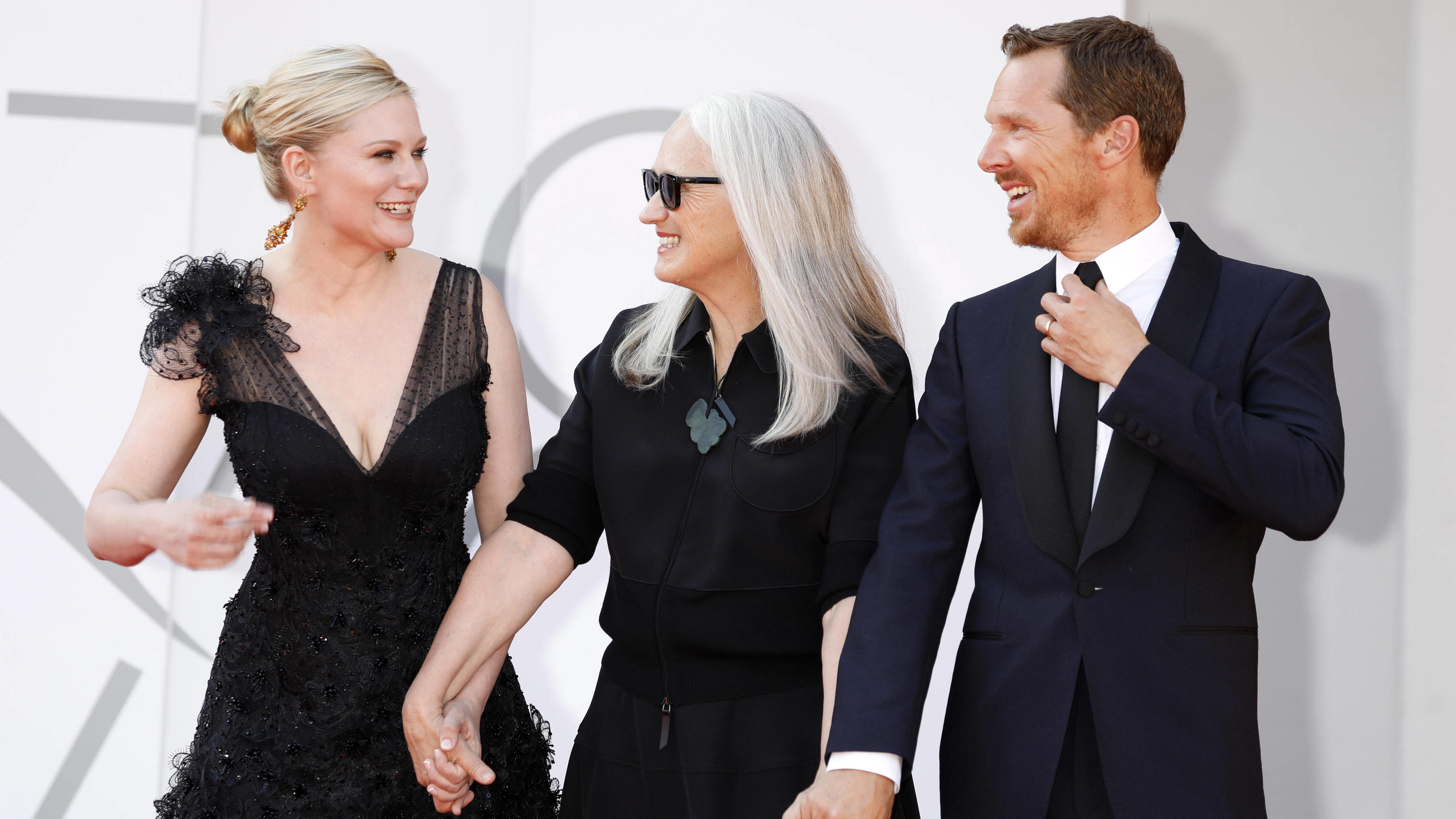 Kirsten Dunst verzaubert in Venedig mit schwarzem Gothic-Kleid Sichtlich gut gelaunt: Kirsten Dunst und Co-Star Benedict Cumberbatch zusammen mit der "The Power of the Dog"-Regisseurin Jane Campion